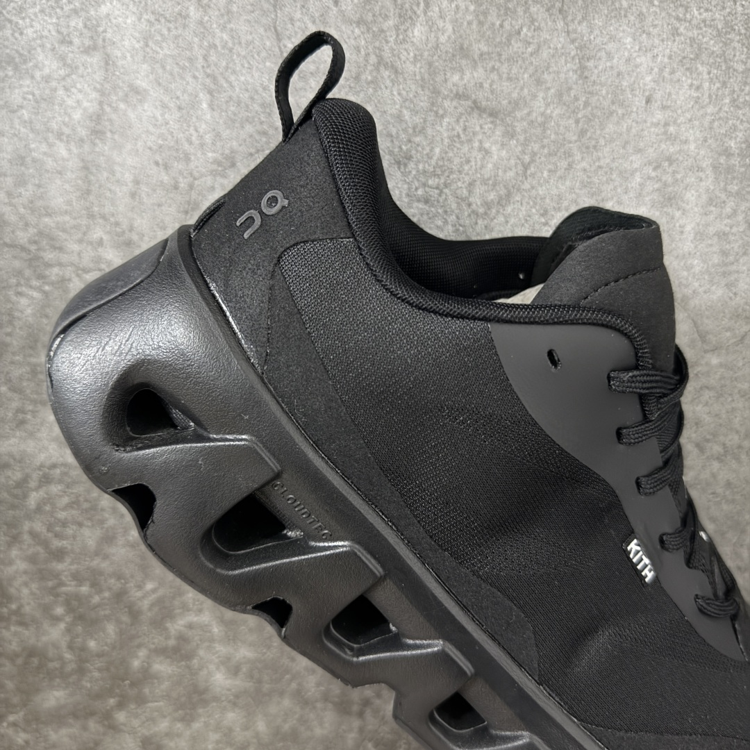 图片[7]-【OG纯原】KITH x ON 昂跑联名 Cloudswift K-Tech 1 系列 3MG10775560 低帮休闲跑步鞋 大厂出品 原版有1比1打造 配件齐全 外贸专供 尺码最大做到46码 市面最高还原度版本 打造最强品质 没有之一 全新开发的鞋面结构，用高透气网布拼了大面积的合成麂皮。这种材质碰撞脱离了普通跑鞋的塑料感，更有时装质感；搭载了On的CloudTec缓震科技和Helion超级泡棉，全新的Cloudswift鞋底结构，脚感和支撑性都拉满，外底还直接刻上了Kith的字母组合，彰显联名身份；翻开鞋底，是定制的Kith Monogram老花外底，既保留了On的专业感，又带点Kith标志性的精致灰调。 男货号：3MG10775560（2026.03.06发售） 女货号：3WG10705560 尺码：36 36.5 37.5 38 38.5 39 40 40.5 41 42 42.5 43 44 44.5 45 46-选品中心