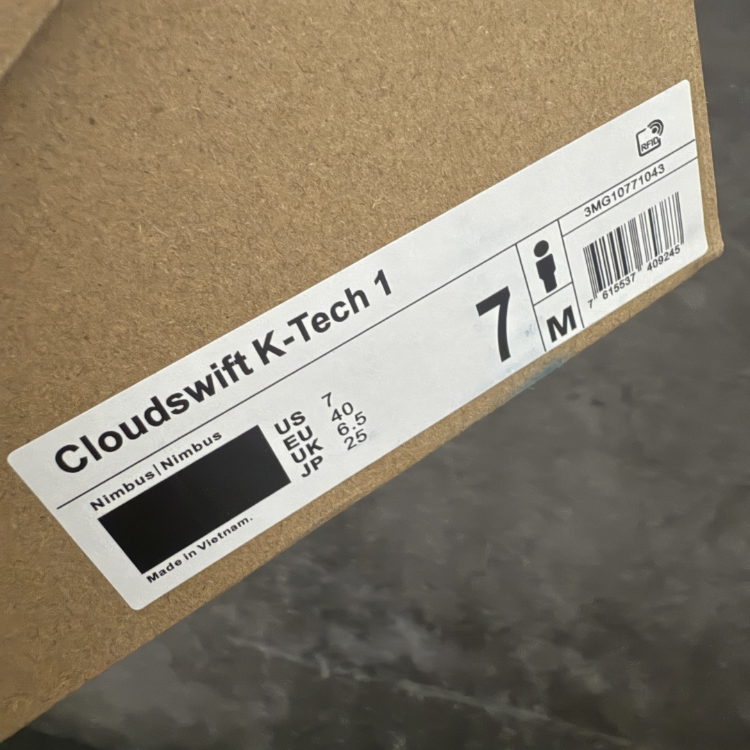 图片[11]-【OG纯原】KITH x ON 昂跑联名 Cloudswift K-Tech 1 系列 3MG10775560 低帮休闲跑步鞋 大厂出品 原版有1比1打造 配件齐全 外贸专供 尺码最大做到46码 市面最高还原度版本 打造最强品质 没有之一 全新开发的鞋面结构，用高透气网布拼了大面积的合成麂皮。这种材质碰撞脱离了普通跑鞋的塑料感，更有时装质感；搭载了On的CloudTec缓震科技和Helion超级泡棉，全新的Cloudswift鞋底结构，脚感和支撑性都拉满，外底还直接刻上了Kith的字母组合，彰显联名身份；翻开鞋底，是定制的Kith Monogram老花外底，既保留了On的专业感，又带点Kith标志性的精致灰调。 男货号：3MG10775560（2026.03.06发售） 女货号：3WG10705560 尺码：36 36.5 37.5 38 38.5 39 40 40.5 41 42 42.5 43 44 44.5 45 46-选品中心