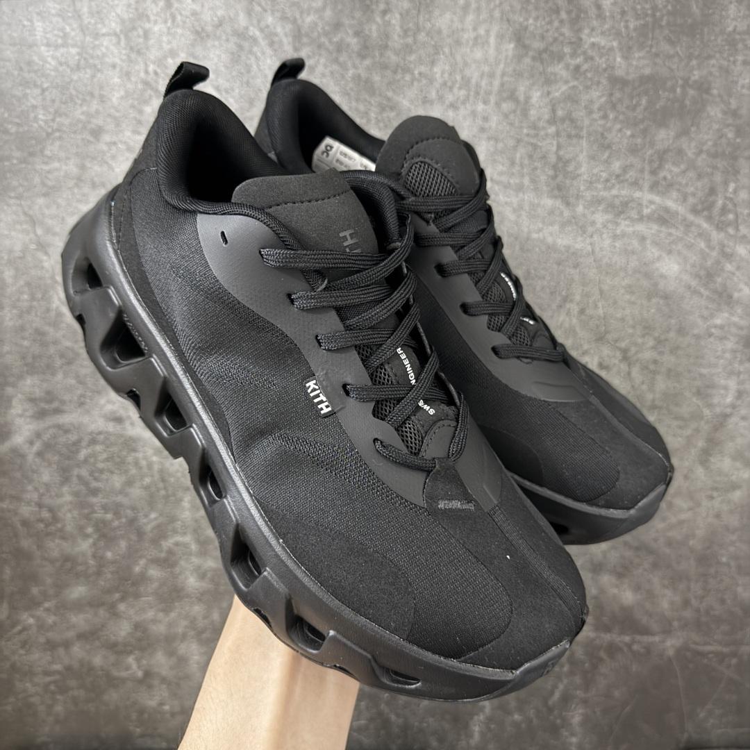 【OG纯原】KITH x ON 昂跑联名 Cloudswift K-Tech 1 系列 3MG10775560 低帮休闲跑步鞋 大厂出品 原版有1比1打造 配件齐全 外贸专供 尺码最大做到46码 市面最高还原度版本 打造最强品质 没有之一 全新开发的鞋面结构，用高透气网布拼了大面积的合成麂皮。这种材质碰撞脱离了普通跑鞋的塑料感，更有时装质感；搭载了On的CloudTec缓震科技和Helion超级泡棉，全新的Cloudswift鞋底结构，脚感和支撑性都拉满，外底还直接刻上了Kith的字母组合，彰显联名身份；翻开鞋底，是定制的Kith Monogram老花外底，既保留了On的专业感，又带点Kith标志性的精致灰调。 男货号：3MG10775560（2026.03.06发售） 女货号：3WG10705560 尺码：36 36.5 37.5 38 38.5 39 40 40.5 41 42 42.5 43 44 44.5 45 46-选品中心