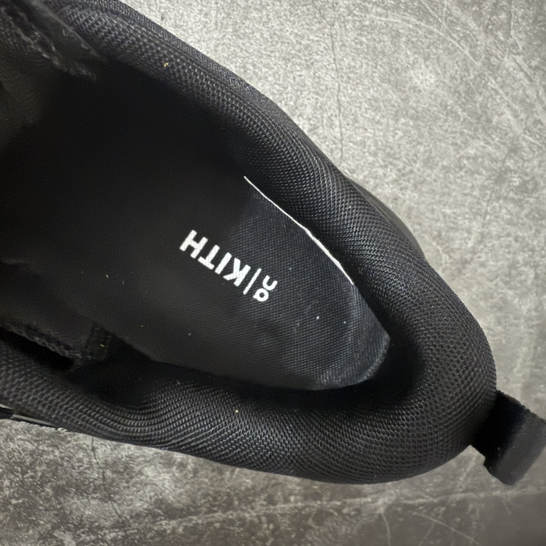 图片[8]-【OG纯原】KITH x ON 昂跑联名 Cloudswift K-Tech 1 系列 3MG10775560 低帮休闲跑步鞋 大厂出品 原版有1比1打造 配件齐全 外贸专供 尺码最大做到46码 市面最高还原度版本 打造最强品质 没有之一 全新开发的鞋面结构，用高透气网布拼了大面积的合成麂皮。这种材质碰撞脱离了普通跑鞋的塑料感，更有时装质感；搭载了On的CloudTec缓震科技和Helion超级泡棉，全新的Cloudswift鞋底结构，脚感和支撑性都拉满，外底还直接刻上了Kith的字母组合，彰显联名身份；翻开鞋底，是定制的Kith Monogram老花外底，既保留了On的专业感，又带点Kith标志性的精致灰调。 男货号：3MG10775560（2026.03.06发售） 女货号：3WG10705560 尺码：36 36.5 37.5 38 38.5 39 40 40.5 41 42 42.5 43 44 44.5 45 46-选品中心