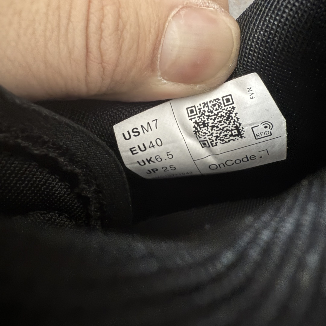 图片[7]-【OG纯原】KITH x ON 昂跑联名 Cloudswift K-Tech 1 系列 3MG10775560 低帮休闲跑步鞋 大厂出品 原版有1比1打造 配件齐全 外贸专供 尺码最大做到46码 市面最高还原度版本 打造最强品质 没有之一 全新开发的鞋面结构，用高透气网布拼了大面积的合成麂皮。这种材质碰撞脱离了普通跑鞋的塑料感，更有时装质感；搭载了On的CloudTec缓震科技和Helion超级泡棉，全新的Cloudswift鞋底结构，脚感和支撑性都拉满，外底还直接刻上了Kith的字母组合，彰显联名身份；翻开鞋底，是定制的Kith Monogram老花外底，既保留了On的专业感，又带点Kith标志性的精致灰调。 男货号：3MG10775560（2026.03.06发售） 女货号：3WG10705560 尺码：36 36.5 37.5 38 38.5 39 40 40.5 41 42 42.5 43 44 44.5 45 46-选品中心