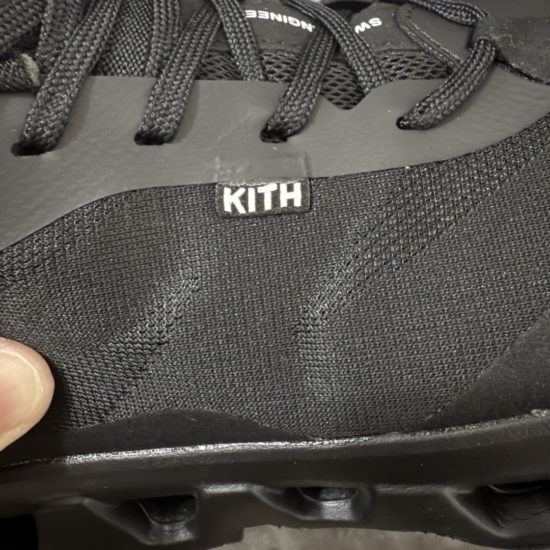 图片[4]-【OG纯原】KITH x ON 昂跑联名 Cloudswift K-Tech 1 系列 3MG10775560 低帮休闲跑步鞋 大厂出品 原版有1比1打造 配件齐全 外贸专供 尺码最大做到46码 市面最高还原度版本 打造最强品质 没有之一 全新开发的鞋面结构，用高透气网布拼了大面积的合成麂皮。这种材质碰撞脱离了普通跑鞋的塑料感，更有时装质感；搭载了On的CloudTec缓震科技和Helion超级泡棉，全新的Cloudswift鞋底结构，脚感和支撑性都拉满，外底还直接刻上了Kith的字母组合，彰显联名身份；翻开鞋底，是定制的Kith Monogram老花外底，既保留了On的专业感，又带点Kith标志性的精致灰调。 男货号：3MG10775560（2026.03.06发售） 女货号：3WG10705560 尺码：36 36.5 37.5 38 38.5 39 40 40.5 41 42 42.5 43 44 44.5 45 46-选品中心
