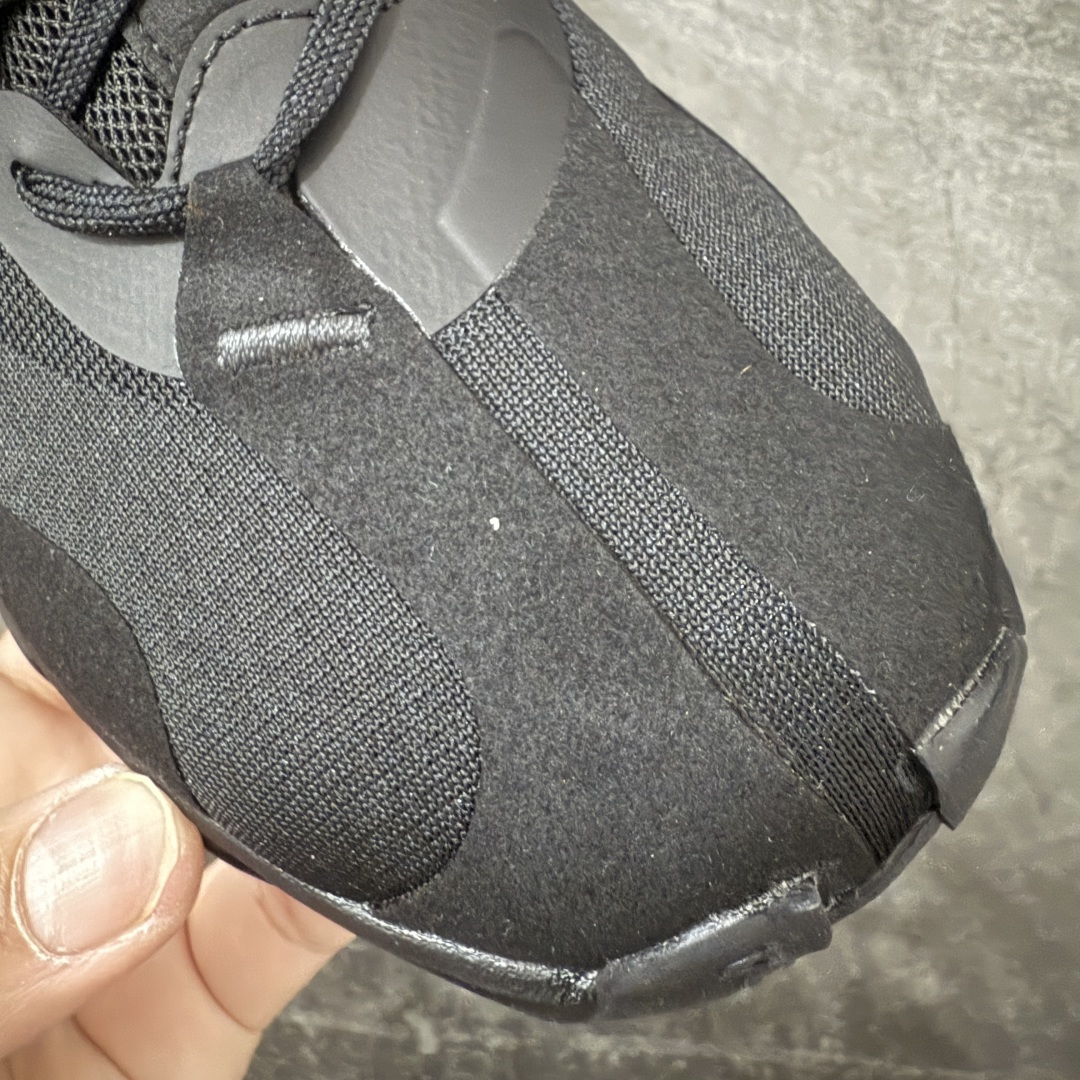 图片[5]-【OG纯原】KITH x ON 昂跑联名 Cloudswift K-Tech 1 系列 3MG10775560 低帮休闲跑步鞋 大厂出品 原版有1比1打造 配件齐全 外贸专供 尺码最大做到46码 市面最高还原度版本 打造最强品质 没有之一 全新开发的鞋面结构，用高透气网布拼了大面积的合成麂皮。这种材质碰撞脱离了普通跑鞋的塑料感，更有时装质感；搭载了On的CloudTec缓震科技和Helion超级泡棉，全新的Cloudswift鞋底结构，脚感和支撑性都拉满，外底还直接刻上了Kith的字母组合，彰显联名身份；翻开鞋底，是定制的Kith Monogram老花外底，既保留了On的专业感，又带点Kith标志性的精致灰调。 男货号：3MG10775560（2026.03.06发售） 女货号：3WG10705560 尺码：36 36.5 37.5 38 38.5 39 40 40.5 41 42 42.5 43 44 44.5 45 46-选品中心
