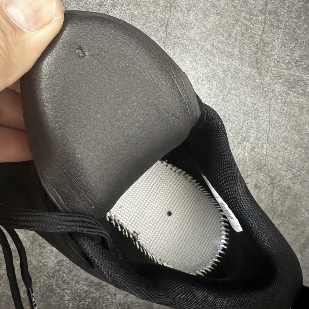图片[9]-【OG纯原】KITH x ON 昂跑联名 Cloudswift K-Tech 1 系列 3MG10775560 低帮休闲跑步鞋 大厂出品 原版有1比1打造 配件齐全 外贸专供 尺码最大做到46码 市面最高还原度版本 打造最强品质 没有之一 全新开发的鞋面结构，用高透气网布拼了大面积的合成麂皮。这种材质碰撞脱离了普通跑鞋的塑料感，更有时装质感；搭载了On的CloudTec缓震科技和Helion超级泡棉，全新的Cloudswift鞋底结构，脚感和支撑性都拉满，外底还直接刻上了Kith的字母组合，彰显联名身份；翻开鞋底，是定制的Kith Monogram老花外底，既保留了On的专业感，又带点Kith标志性的精致灰调。 男货号：3MG10775560（2026.03.06发售） 女货号：3WG10705560 尺码：36 36.5 37.5 38 38.5 39 40 40.5 41 42 42.5 43 44 44.5 45 46-选品中心