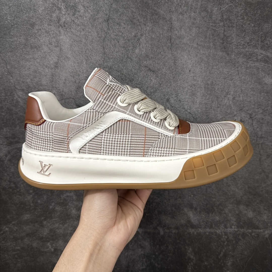 【广东纯原版】广奢高端货LOUIS VUITTON Tilted 系列｜2026 早春全新上架 LV 路易威登 Tilted Low Sneakers 倾斜系列低帮复古休闲运动板鞋 男鞋｜广东原产｜市售顶级版本 ✦ 升级原楦型开发纸版，鞋型更立体更正 ✦ Monogram 丹宁布鞋面，质感高级耐看 ✦ 鞋垫嵌入EVA软脚感物料，回弹舒适 ✦ 后跟耐弯折滴塑支撑片，稳定不塌 ✦ 全新开发TPR光泽组合隔色鞋底 ✦ LV组合 TPU 生胶底结构，行走稳、耐磨强 ✦ 原版购入开发 ✦ 厚实抽屉式礼品鞋盒 ✦ 原装包装说明书＋防尘布袋 ✦ 附送官方快递加固牛皮纸外盒 法国巴黎百年奢侈品牌 LOUIS VUITTON 路易威登 尺码：37 38 39 40 41 42 43 44 45-选品中心