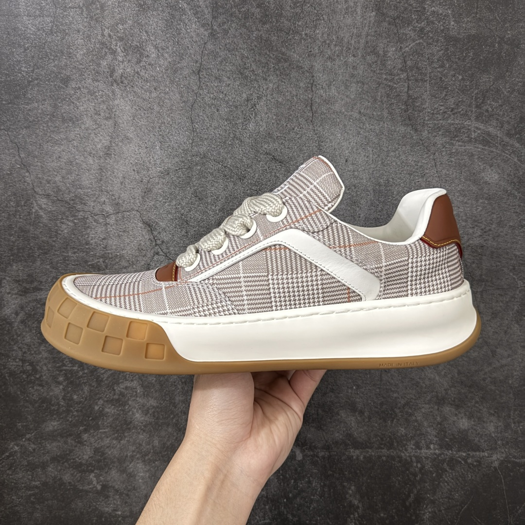 图片[2]-【广东纯原版】广奢高端货LOUIS VUITTON Tilted 系列｜2026 早春全新上架 LV 路易威登 Tilted Low Sneakers 倾斜系列低帮复古休闲运动板鞋 男鞋｜广东原产｜市售顶级版本 ✦ 升级原楦型开发纸版，鞋型更立体更正 ✦ Monogram 丹宁布鞋面，质感高级耐看 ✦ 鞋垫嵌入EVA软脚感物料，回弹舒适 ✦ 后跟耐弯折滴塑支撑片，稳定不塌 ✦ 全新开发TPR光泽组合隔色鞋底 ✦ LV组合 TPU 生胶底结构，行走稳、耐磨强 ✦ 原版购入开发 ✦ 厚实抽屉式礼品鞋盒 ✦ 原装包装说明书＋防尘布袋 ✦ 附送官方快递加固牛皮纸外盒 法国巴黎百年奢侈品牌 LOUIS VUITTON 路易威登 尺码：37 38 39 40 41 42 43 44 45-选品中心