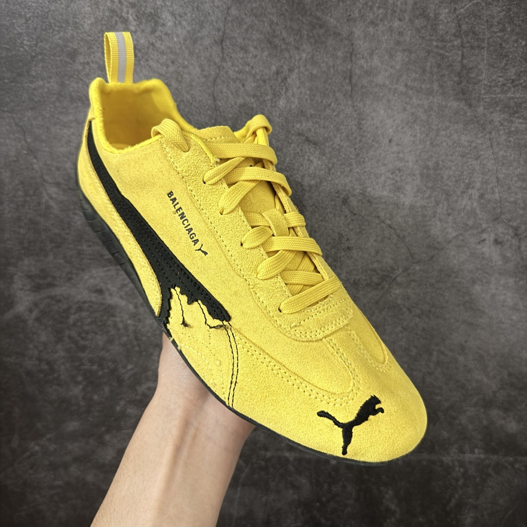 图片[3]-【XA纯原版】巴黎世家联名款Balenciaga The Open Product x Puma Speedcat 极速赛车系列彪马低帮生活休闲鞋 最高纯原版出货 1：1原材料 还原度顶级 原装档案原数据纸版楦型 原厂固色翻毛皮鞋面材质 二次成型\’猛帮\’成型工艺 正确做旧鞋面 全球知名运动品牌PUMA宝马赛车系列，融合了宝马车队的标志性配色，以趣味十足又前卫复古的设计引领潮流，将赛道精神融入街头时尚，开启前卫竞速之旅。自1978年巴伐利亚车队走上世界舞台，宝马赛车就在全球汽车制造和赛车运动领域留下了浓墨重彩的一笔。全新的两款BMW MMS Roma与BMW MMS Speedboat鞋款，均从宝马车型中汲取灵感。以黑或白为底色，融入经典配色，主打前卫复古风。Roma鞋款的鞋侧以复古的流线造型，缀以宝马经典Logo，巧妙吸睛；而Speedcat鞋款以亮眼三色条纹元素缀以舒适鞋面，赋予了独特的个性美学，演绎赛车的无尽能量 货号 406519-01 尺码 35 36 37 38 39 40 41 42 43 44 45 46 47-选品中心