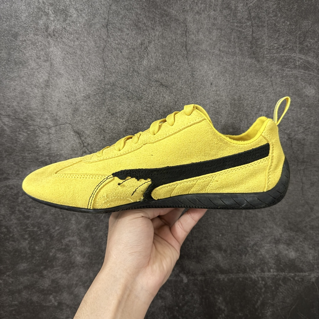 图片[2]-【XA纯原版】巴黎世家联名款Balenciaga The Open Product x Puma Speedcat 极速赛车系列彪马低帮生活休闲鞋 最高纯原版出货 1：1原材料 还原度顶级 原装档案原数据纸版楦型 原厂固色翻毛皮鞋面材质 二次成型\’猛帮\’成型工艺 正确做旧鞋面 全球知名运动品牌PUMA宝马赛车系列，融合了宝马车队的标志性配色，以趣味十足又前卫复古的设计引领潮流，将赛道精神融入街头时尚，开启前卫竞速之旅。自1978年巴伐利亚车队走上世界舞台，宝马赛车就在全球汽车制造和赛车运动领域留下了浓墨重彩的一笔。全新的两款BMW MMS Roma与BMW MMS Speedboat鞋款，均从宝马车型中汲取灵感。以黑或白为底色，融入经典配色，主打前卫复古风。Roma鞋款的鞋侧以复古的流线造型，缀以宝马经典Logo，巧妙吸睛；而Speedcat鞋款以亮眼三色条纹元素缀以舒适鞋面，赋予了独特的个性美学，演绎赛车的无尽能量 货号 406519-01 尺码 35 36 37 38 39 40 41 42 43 44 45 46 47-选品中心
