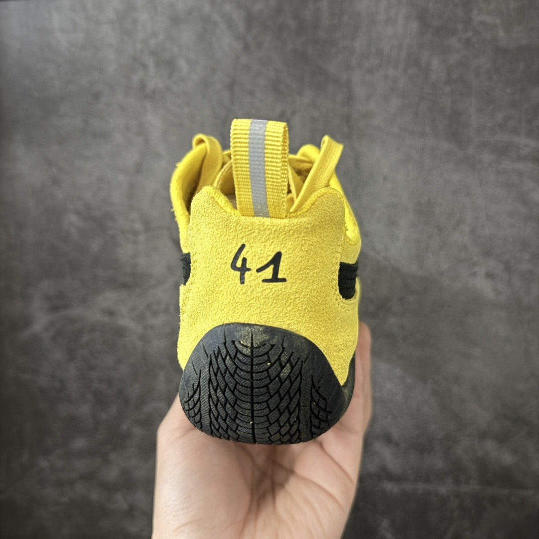 图片[4]-【XA纯原版】巴黎世家联名款Balenciaga The Open Product x Puma Speedcat 极速赛车系列彪马低帮生活休闲鞋 最高纯原版出货 1：1原材料 还原度顶级 原装档案原数据纸版楦型 原厂固色翻毛皮鞋面材质 二次成型\’猛帮\’成型工艺 正确做旧鞋面 全球知名运动品牌PUMA宝马赛车系列，融合了宝马车队的标志性配色，以趣味十足又前卫复古的设计引领潮流，将赛道精神融入街头时尚，开启前卫竞速之旅。自1978年巴伐利亚车队走上世界舞台，宝马赛车就在全球汽车制造和赛车运动领域留下了浓墨重彩的一笔。全新的两款BMW MMS Roma与BMW MMS Speedboat鞋款，均从宝马车型中汲取灵感。以黑或白为底色，融入经典配色，主打前卫复古风。Roma鞋款的鞋侧以复古的流线造型，缀以宝马经典Logo，巧妙吸睛；而Speedcat鞋款以亮眼三色条纹元素缀以舒适鞋面，赋予了独特的个性美学，演绎赛车的无尽能量 货号 406519-01 尺码 35 36 37 38 39 40 41 42 43 44 45 46 47-选品中心