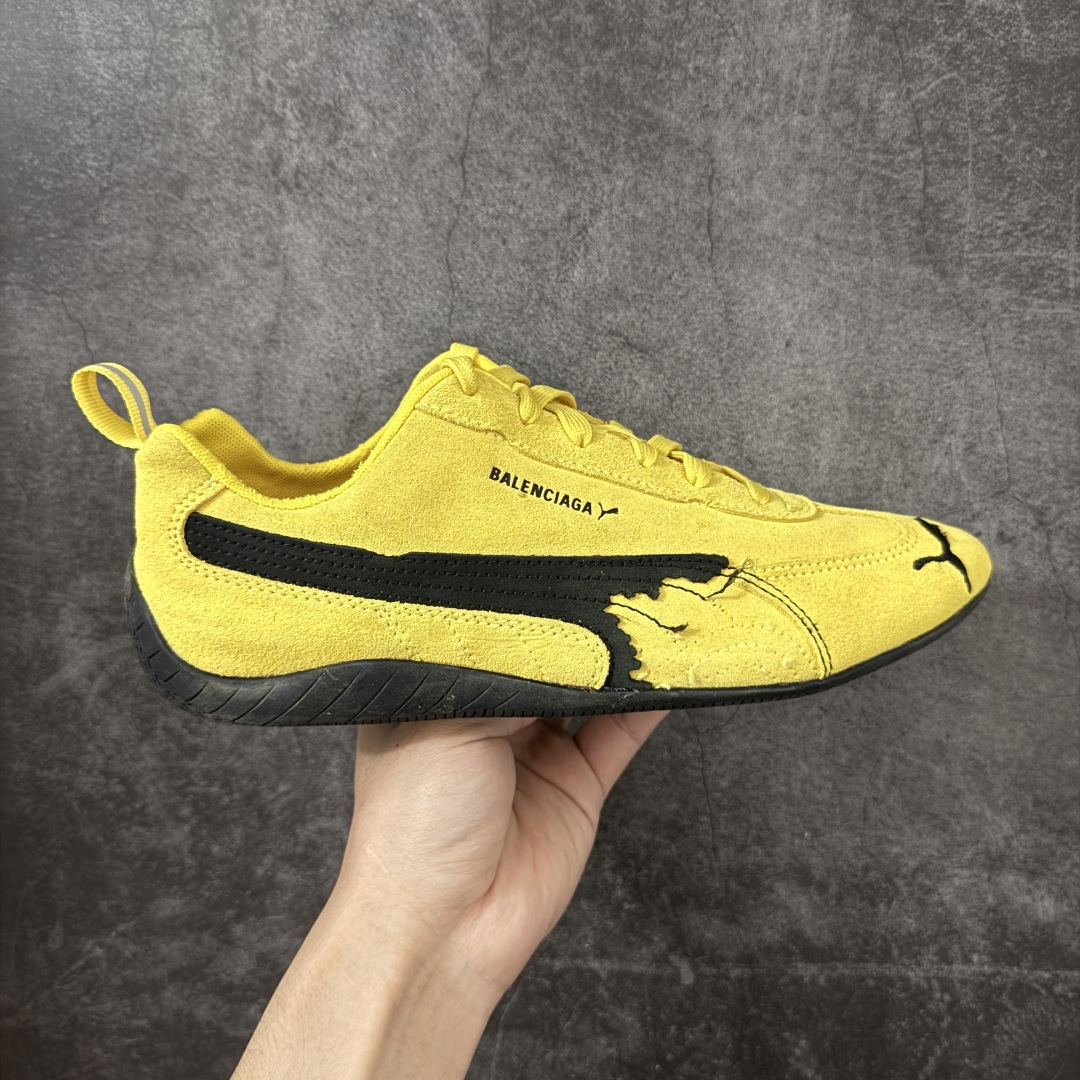 【XA纯原版】巴黎世家联名款Balenciaga The Open Product x Puma Speedcat 极速赛车系列彪马低帮生活休闲鞋 最高纯原版出货 1：1原材料 还原度顶级 原装档案原数据纸版楦型 原厂固色翻毛皮鞋面材质 二次成型\'猛帮\'成型工艺 正确做旧鞋面 全球知名运动品牌PUMA宝马赛车系列，融合了宝马车队的标志性配色，以趣味十足又前卫复古的设计引领潮流，将赛道精神融入街头时尚，开启前卫竞速之旅。自1978年巴伐利亚车队走上世界舞台，宝马赛车就在全球汽车制造和赛车运动领域留下了浓墨重彩的一笔。全新的两款BMW MMS Roma与BMW MMS Speedboat鞋款，均从宝马车型中汲取灵感。以黑或白为底色，融入经典配色，主打前卫复古风。Roma鞋款的鞋侧以复古的流线造型，缀以宝马经典Logo，巧妙吸睛；而Speedcat鞋款以亮眼三色条纹元素缀以舒适鞋面，赋予了独特的个性美学，演绎赛车的无尽能量 货号 406519-01 尺码 35 36 37 38 39 40 41 42 43 44 45 46 47-选品中心