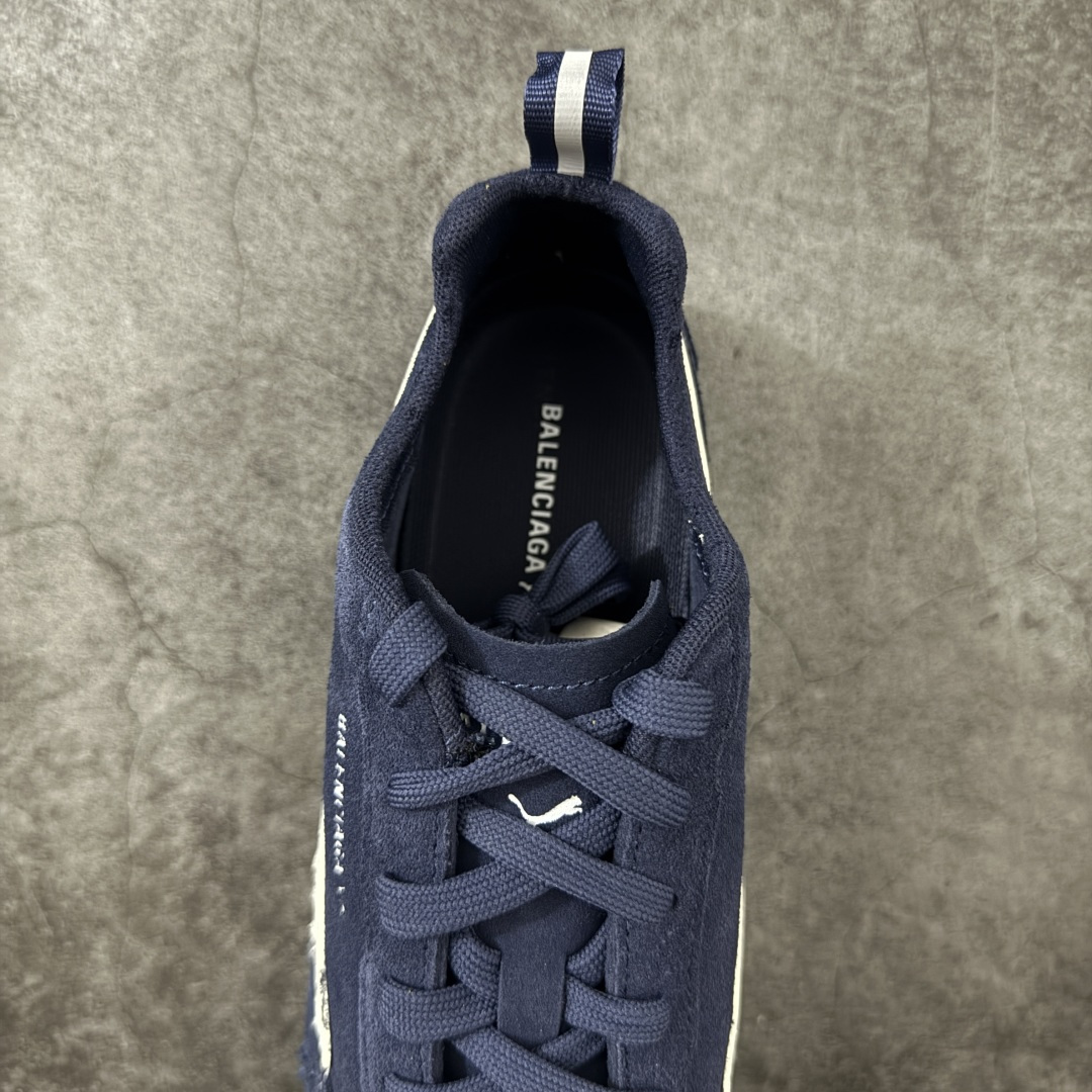 图片[8]-【XA纯原版】巴黎世家联名款Balenciaga The Open Product x Puma Speedcat 极速赛车系列彪马低帮生活休闲鞋 最高纯原版出货 1：1原材料 还原度顶级 原装档案原数据纸版楦型 原厂固色翻毛皮鞋面材质 二次成型\’猛帮\’成型工艺 正确做旧鞋面 全球知名运动品牌PUMA宝马赛车系列，融合了宝马车队的标志性配色，以趣味十足又前卫复古的设计引领潮流，将赛道精神融入街头时尚，开启前卫竞速之旅。自1978年巴伐利亚车队走上世界舞台，宝马赛车就在全球汽车制造和赛车运动领域留下了浓墨重彩的一笔。全新的两款BMW MMS Roma与BMW MMS Speedboat鞋款，均从宝马车型中汲取灵感。以黑或白为底色，融入经典配色，主打前卫复古风。Roma鞋款的鞋侧以复古的流线造型，缀以宝马经典Logo，巧妙吸睛；而Speedcat鞋款以亮眼三色条纹元素缀以舒适鞋面，赋予了独特的个性美学，演绎赛车的无尽能量 货号 406519-01 尺码 35 36 37 38 39 40 41 42 43 44 45 46 47-选品中心