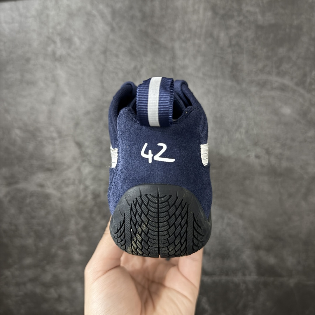 图片[4]-【XA纯原版】巴黎世家联名款Balenciaga The Open Product x Puma Speedcat 极速赛车系列彪马低帮生活休闲鞋 最高纯原版出货 1：1原材料 还原度顶级 原装档案原数据纸版楦型 原厂固色翻毛皮鞋面材质 二次成型\’猛帮\’成型工艺 正确做旧鞋面 全球知名运动品牌PUMA宝马赛车系列，融合了宝马车队的标志性配色，以趣味十足又前卫复古的设计引领潮流，将赛道精神融入街头时尚，开启前卫竞速之旅。自1978年巴伐利亚车队走上世界舞台，宝马赛车就在全球汽车制造和赛车运动领域留下了浓墨重彩的一笔。全新的两款BMW MMS Roma与BMW MMS Speedboat鞋款，均从宝马车型中汲取灵感。以黑或白为底色，融入经典配色，主打前卫复古风。Roma鞋款的鞋侧以复古的流线造型，缀以宝马经典Logo，巧妙吸睛；而Speedcat鞋款以亮眼三色条纹元素缀以舒适鞋面，赋予了独特的个性美学，演绎赛车的无尽能量 货号 406519-01 尺码 35 36 37 38 39 40 41 42 43 44 45 46 47-选品中心