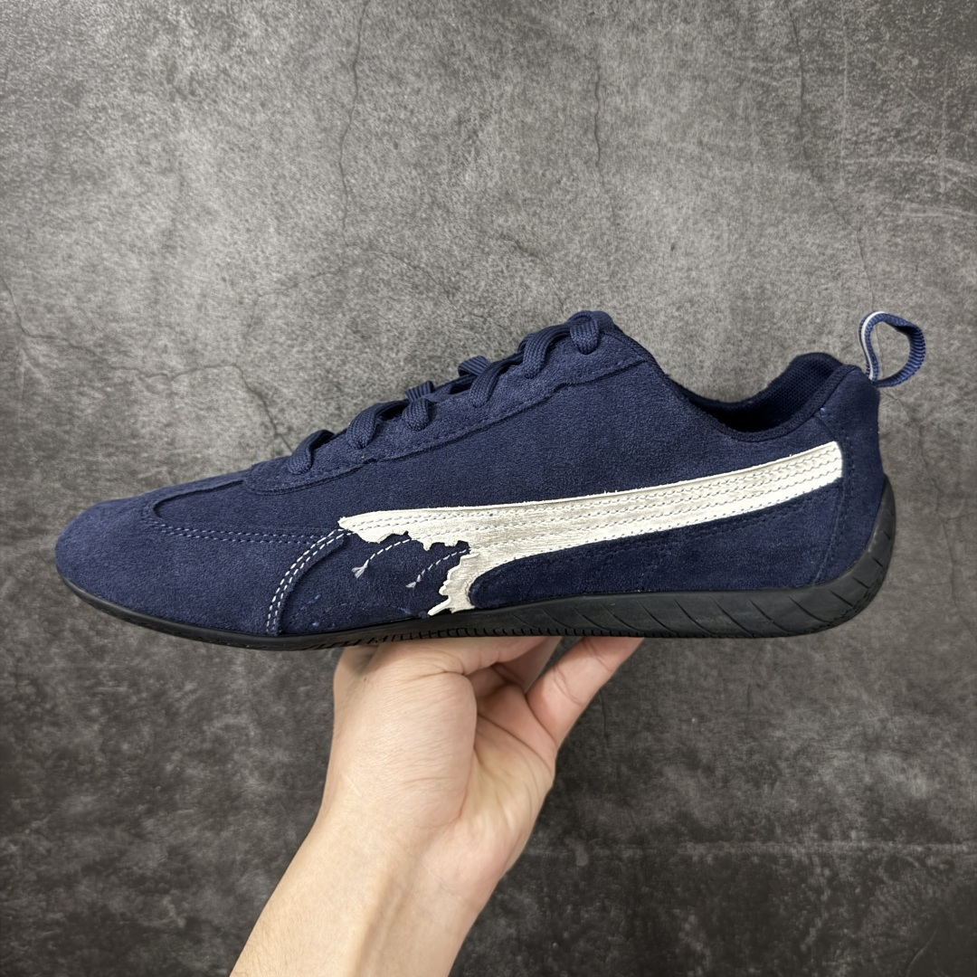 图片[2]-【XA纯原版】巴黎世家联名款Balenciaga The Open Product x Puma Speedcat 极速赛车系列彪马低帮生活休闲鞋 最高纯原版出货 1：1原材料 还原度顶级 原装档案原数据纸版楦型 原厂固色翻毛皮鞋面材质 二次成型\’猛帮\’成型工艺 正确做旧鞋面 全球知名运动品牌PUMA宝马赛车系列，融合了宝马车队的标志性配色，以趣味十足又前卫复古的设计引领潮流，将赛道精神融入街头时尚，开启前卫竞速之旅。自1978年巴伐利亚车队走上世界舞台，宝马赛车就在全球汽车制造和赛车运动领域留下了浓墨重彩的一笔。全新的两款BMW MMS Roma与BMW MMS Speedboat鞋款，均从宝马车型中汲取灵感。以黑或白为底色，融入经典配色，主打前卫复古风。Roma鞋款的鞋侧以复古的流线造型，缀以宝马经典Logo，巧妙吸睛；而Speedcat鞋款以亮眼三色条纹元素缀以舒适鞋面，赋予了独特的个性美学，演绎赛车的无尽能量 货号 406519-01 尺码 35 36 37 38 39 40 41 42 43 44 45 46 47-选品中心