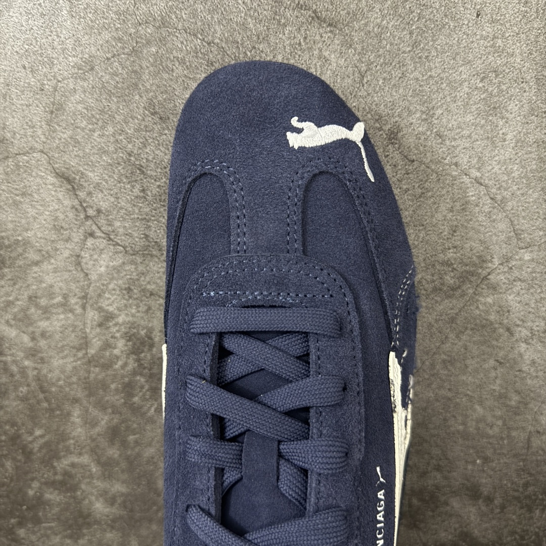 图片[5]-【XA纯原版】巴黎世家联名款Balenciaga The Open Product x Puma Speedcat 极速赛车系列彪马低帮生活休闲鞋 最高纯原版出货 1：1原材料 还原度顶级 原装档案原数据纸版楦型 原厂固色翻毛皮鞋面材质 二次成型\’猛帮\’成型工艺 正确做旧鞋面 全球知名运动品牌PUMA宝马赛车系列，融合了宝马车队的标志性配色，以趣味十足又前卫复古的设计引领潮流，将赛道精神融入街头时尚，开启前卫竞速之旅。自1978年巴伐利亚车队走上世界舞台，宝马赛车就在全球汽车制造和赛车运动领域留下了浓墨重彩的一笔。全新的两款BMW MMS Roma与BMW MMS Speedboat鞋款，均从宝马车型中汲取灵感。以黑或白为底色，融入经典配色，主打前卫复古风。Roma鞋款的鞋侧以复古的流线造型，缀以宝马经典Logo，巧妙吸睛；而Speedcat鞋款以亮眼三色条纹元素缀以舒适鞋面，赋予了独特的个性美学，演绎赛车的无尽能量 货号 406519-01 尺码 35 36 37 38 39 40 41 42 43 44 45 46 47-选品中心