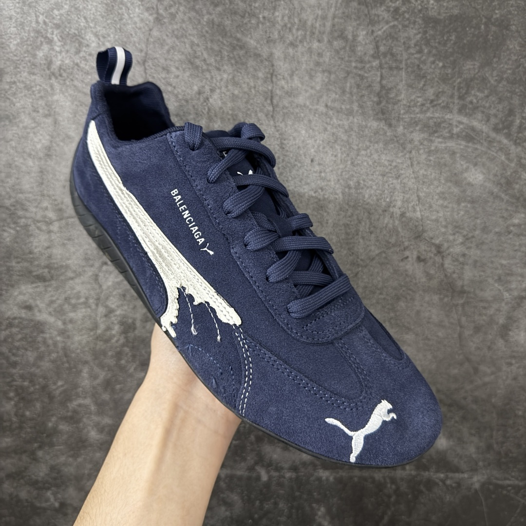 图片[3]-【XA纯原版】巴黎世家联名款Balenciaga The Open Product x Puma Speedcat 极速赛车系列彪马低帮生活休闲鞋 最高纯原版出货 1：1原材料 还原度顶级 原装档案原数据纸版楦型 原厂固色翻毛皮鞋面材质 二次成型\’猛帮\’成型工艺 正确做旧鞋面 全球知名运动品牌PUMA宝马赛车系列，融合了宝马车队的标志性配色，以趣味十足又前卫复古的设计引领潮流，将赛道精神融入街头时尚，开启前卫竞速之旅。自1978年巴伐利亚车队走上世界舞台，宝马赛车就在全球汽车制造和赛车运动领域留下了浓墨重彩的一笔。全新的两款BMW MMS Roma与BMW MMS Speedboat鞋款，均从宝马车型中汲取灵感。以黑或白为底色，融入经典配色，主打前卫复古风。Roma鞋款的鞋侧以复古的流线造型，缀以宝马经典Logo，巧妙吸睛；而Speedcat鞋款以亮眼三色条纹元素缀以舒适鞋面，赋予了独特的个性美学，演绎赛车的无尽能量 货号 406519-01 尺码 35 36 37 38 39 40 41 42 43 44 45 46 47-选品中心