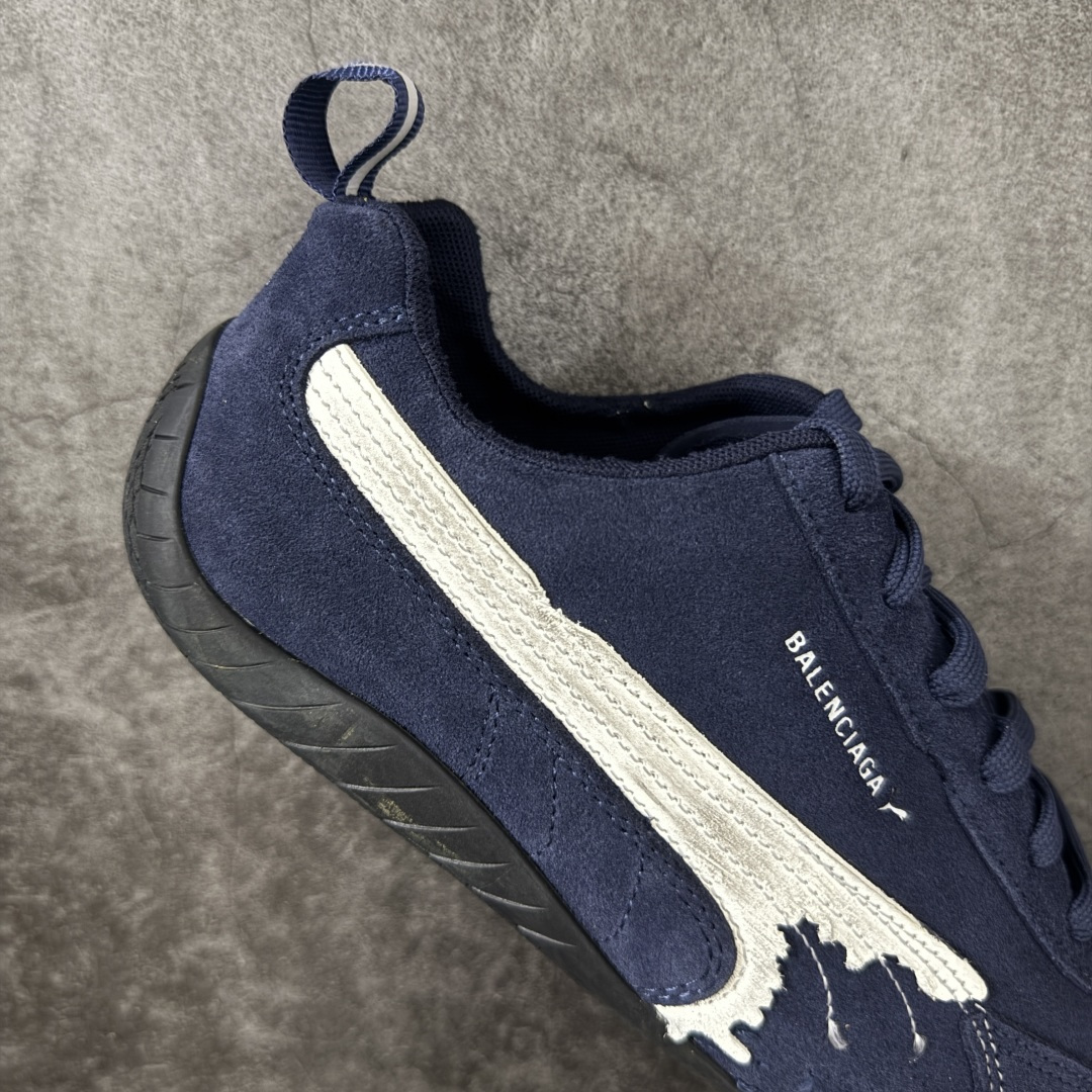 图片[7]-【XA纯原版】巴黎世家联名款Balenciaga The Open Product x Puma Speedcat 极速赛车系列彪马低帮生活休闲鞋 最高纯原版出货 1：1原材料 还原度顶级 原装档案原数据纸版楦型 原厂固色翻毛皮鞋面材质 二次成型\’猛帮\’成型工艺 正确做旧鞋面 全球知名运动品牌PUMA宝马赛车系列，融合了宝马车队的标志性配色，以趣味十足又前卫复古的设计引领潮流，将赛道精神融入街头时尚，开启前卫竞速之旅。自1978年巴伐利亚车队走上世界舞台，宝马赛车就在全球汽车制造和赛车运动领域留下了浓墨重彩的一笔。全新的两款BMW MMS Roma与BMW MMS Speedboat鞋款，均从宝马车型中汲取灵感。以黑或白为底色，融入经典配色，主打前卫复古风。Roma鞋款的鞋侧以复古的流线造型，缀以宝马经典Logo，巧妙吸睛；而Speedcat鞋款以亮眼三色条纹元素缀以舒适鞋面，赋予了独特的个性美学，演绎赛车的无尽能量 货号 406519-01 尺码 35 36 37 38 39 40 41 42 43 44 45 46 47-选品中心