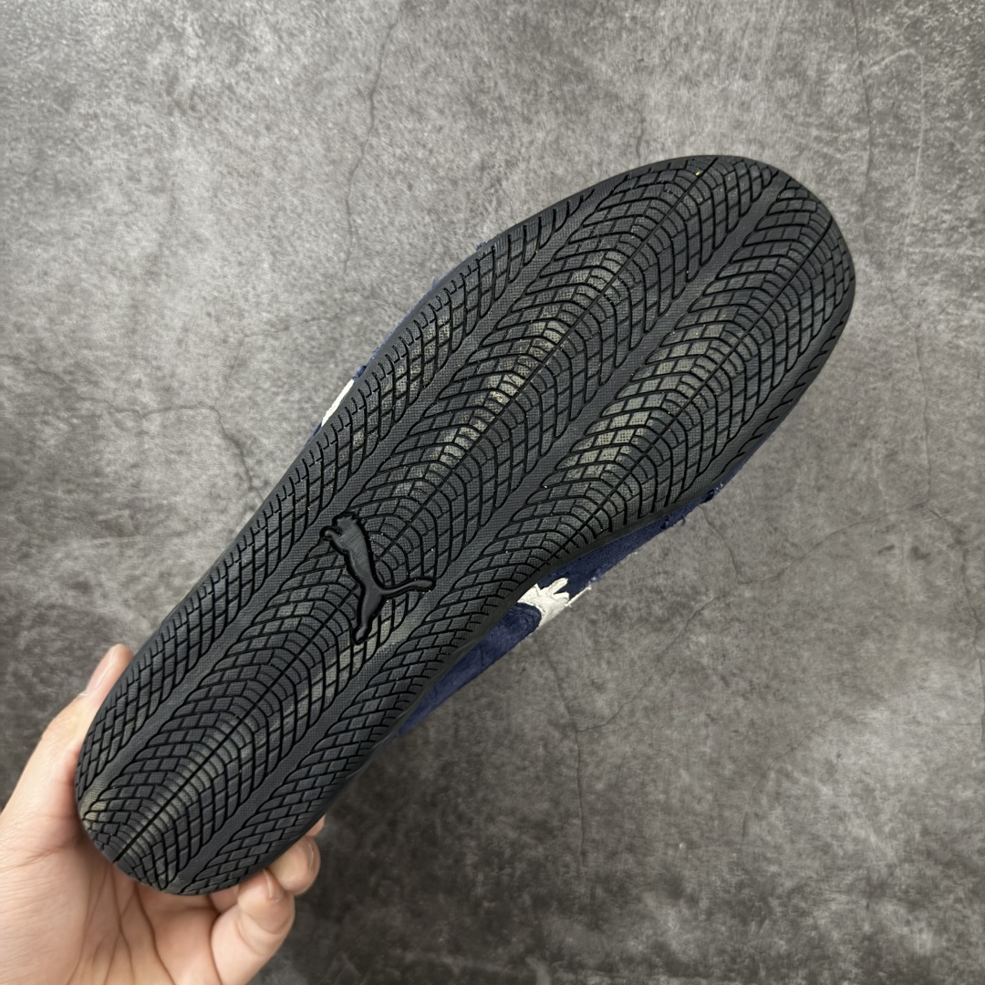 图片[9]-【XA纯原版】巴黎世家联名款Balenciaga The Open Product x Puma Speedcat 极速赛车系列彪马低帮生活休闲鞋 最高纯原版出货 1：1原材料 还原度顶级 原装档案原数据纸版楦型 原厂固色翻毛皮鞋面材质 二次成型\’猛帮\’成型工艺 正确做旧鞋面 全球知名运动品牌PUMA宝马赛车系列，融合了宝马车队的标志性配色，以趣味十足又前卫复古的设计引领潮流，将赛道精神融入街头时尚，开启前卫竞速之旅。自1978年巴伐利亚车队走上世界舞台，宝马赛车就在全球汽车制造和赛车运动领域留下了浓墨重彩的一笔。全新的两款BMW MMS Roma与BMW MMS Speedboat鞋款，均从宝马车型中汲取灵感。以黑或白为底色，融入经典配色，主打前卫复古风。Roma鞋款的鞋侧以复古的流线造型，缀以宝马经典Logo，巧妙吸睛；而Speedcat鞋款以亮眼三色条纹元素缀以舒适鞋面，赋予了独特的个性美学，演绎赛车的无尽能量 货号 406519-01 尺码 35 36 37 38 39 40 41 42 43 44 45 46 47-选品中心