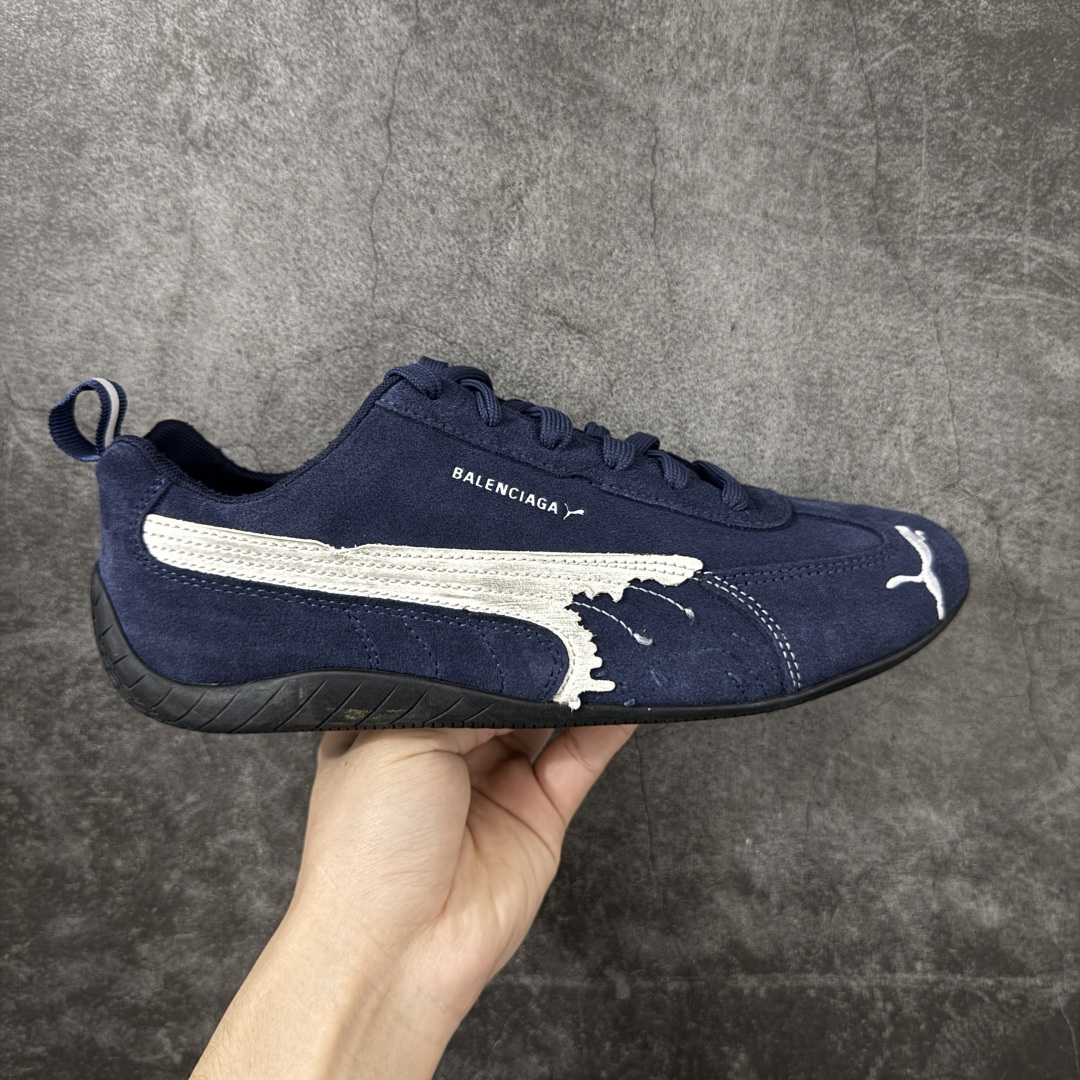 【XA纯原版】巴黎世家联名款Balenciaga The Open Product x Puma Speedcat 极速赛车系列彪马低帮生活休闲鞋 最高纯原版出货 1：1原材料 还原度顶级 原装档案原数据纸版楦型 原厂固色翻毛皮鞋面材质 二次成型\'猛帮\'成型工艺 正确做旧鞋面 全球知名运动品牌PUMA宝马赛车系列，融合了宝马车队的标志性配色，以趣味十足又前卫复古的设计引领潮流，将赛道精神融入街头时尚，开启前卫竞速之旅。自1978年巴伐利亚车队走上世界舞台，宝马赛车就在全球汽车制造和赛车运动领域留下了浓墨重彩的一笔。全新的两款BMW MMS Roma与BMW MMS Speedboat鞋款，均从宝马车型中汲取灵感。以黑或白为底色，融入经典配色，主打前卫复古风。Roma鞋款的鞋侧以复古的流线造型，缀以宝马经典Logo，巧妙吸睛；而Speedcat鞋款以亮眼三色条纹元素缀以舒适鞋面，赋予了独特的个性美学，演绎赛车的无尽能量 货号 406519-01 尺码 35 36 37 38 39 40 41 42 43 44 45 46 47-选品中心