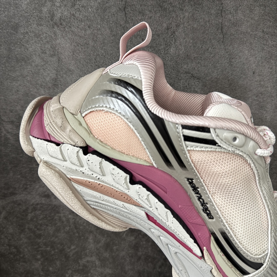 图片[7]-【XA版本】Balenciaga巴黎世家 Triple S .2 厚底系带 低帮 老爹鞋 Balenciaga是由被誉为代表二十世纪的伟大天才设计师 CristobalBalenciaga 创立的，在品牌创立的大半个世纪以来，巴黎世家一直以时尚、典雅闻名于时装界，它的主题产品有女士和男士提包、机车包、鞋子和时装，在15年王大仁卸任品牌设计师后，品牌的风格发生了翻天覆地的变化，凭借着人气超高的街头风T恤、老爹鞋等迅速霸屏各大时装周和时尚圈 货号：865849WTRS21011 尺码：35 36 37 38 39 40 41 42 43 44 45 46-选品中心