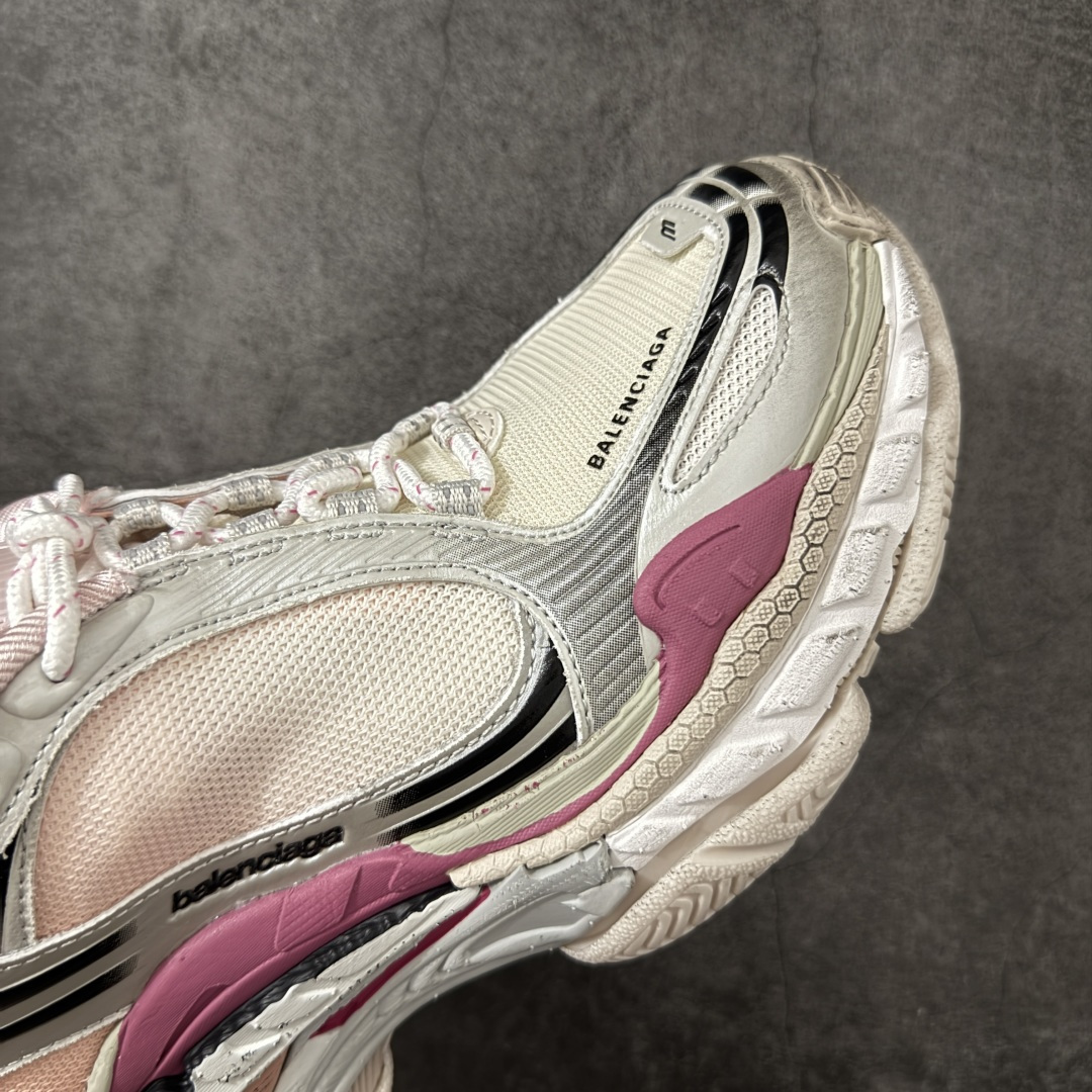 图片[6]-【XA版本】Balenciaga巴黎世家 Triple S .2 厚底系带 低帮 老爹鞋 Balenciaga是由被誉为代表二十世纪的伟大天才设计师 CristobalBalenciaga 创立的，在品牌创立的大半个世纪以来，巴黎世家一直以时尚、典雅闻名于时装界，它的主题产品有女士和男士提包、机车包、鞋子和时装，在15年王大仁卸任品牌设计师后，品牌的风格发生了翻天覆地的变化，凭借着人气超高的街头风T恤、老爹鞋等迅速霸屏各大时装周和时尚圈 货号：865849WTRS21011 尺码：35 36 37 38 39 40 41 42 43 44 45 46-选品中心