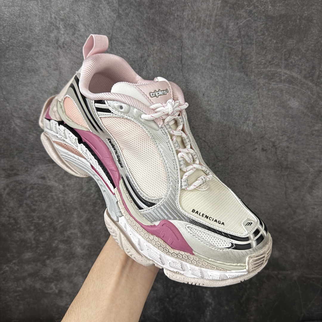 图片[3]-【XA版本】Balenciaga巴黎世家 Triple S .2 厚底系带 低帮 老爹鞋 Balenciaga是由被誉为代表二十世纪的伟大天才设计师 CristobalBalenciaga 创立的，在品牌创立的大半个世纪以来，巴黎世家一直以时尚、典雅闻名于时装界，它的主题产品有女士和男士提包、机车包、鞋子和时装，在15年王大仁卸任品牌设计师后，品牌的风格发生了翻天覆地的变化，凭借着人气超高的街头风T恤、老爹鞋等迅速霸屏各大时装周和时尚圈 货号：865849WTRS21011 尺码：35 36 37 38 39 40 41 42 43 44 45 46-选品中心