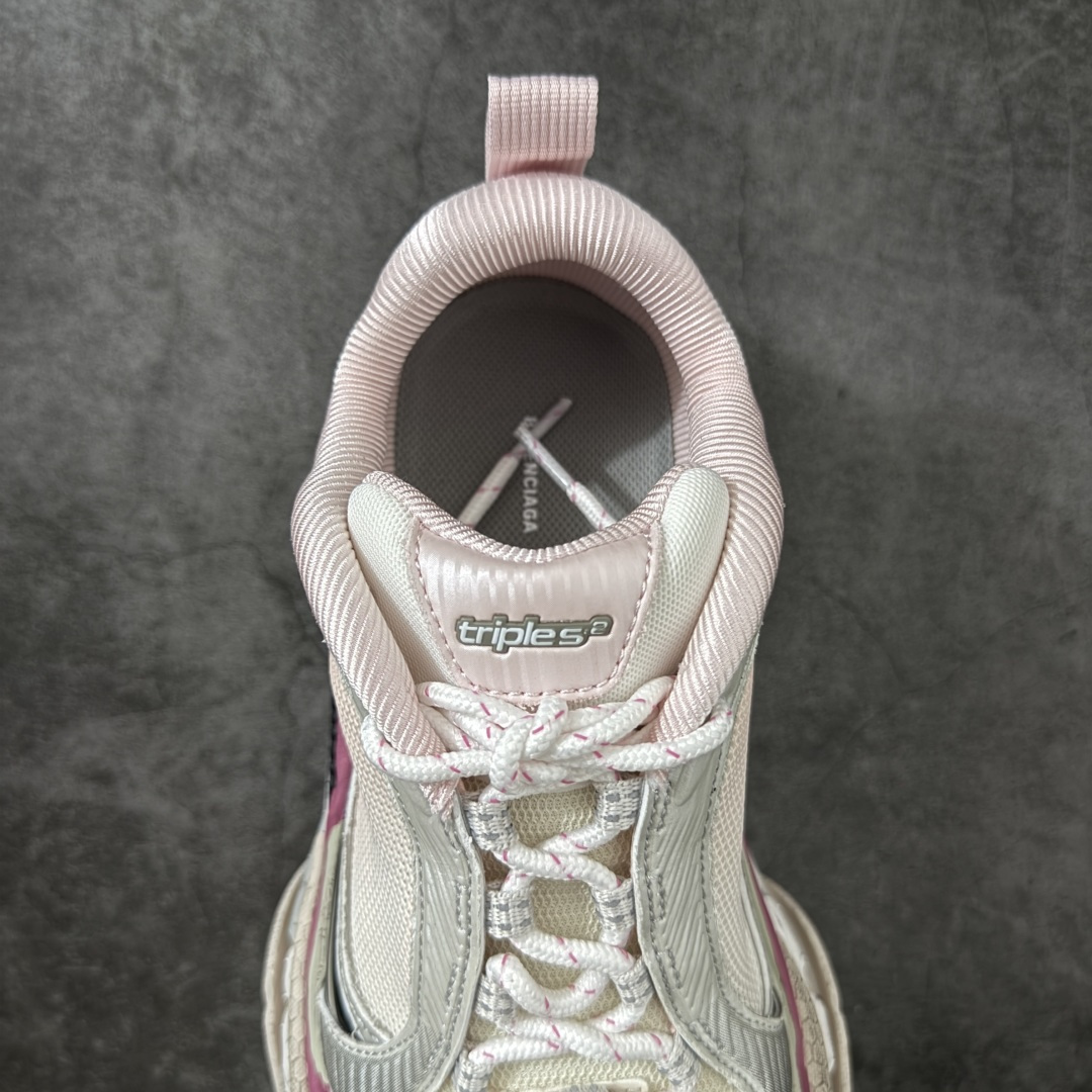 图片[8]-【XA版本】Balenciaga巴黎世家 Triple S .2 厚底系带 低帮 老爹鞋 Balenciaga是由被誉为代表二十世纪的伟大天才设计师 CristobalBalenciaga 创立的，在品牌创立的大半个世纪以来，巴黎世家一直以时尚、典雅闻名于时装界，它的主题产品有女士和男士提包、机车包、鞋子和时装，在15年王大仁卸任品牌设计师后，品牌的风格发生了翻天覆地的变化，凭借着人气超高的街头风T恤、老爹鞋等迅速霸屏各大时装周和时尚圈 货号：865849WTRS21011 尺码：35 36 37 38 39 40 41 42 43 44 45 46-选品中心