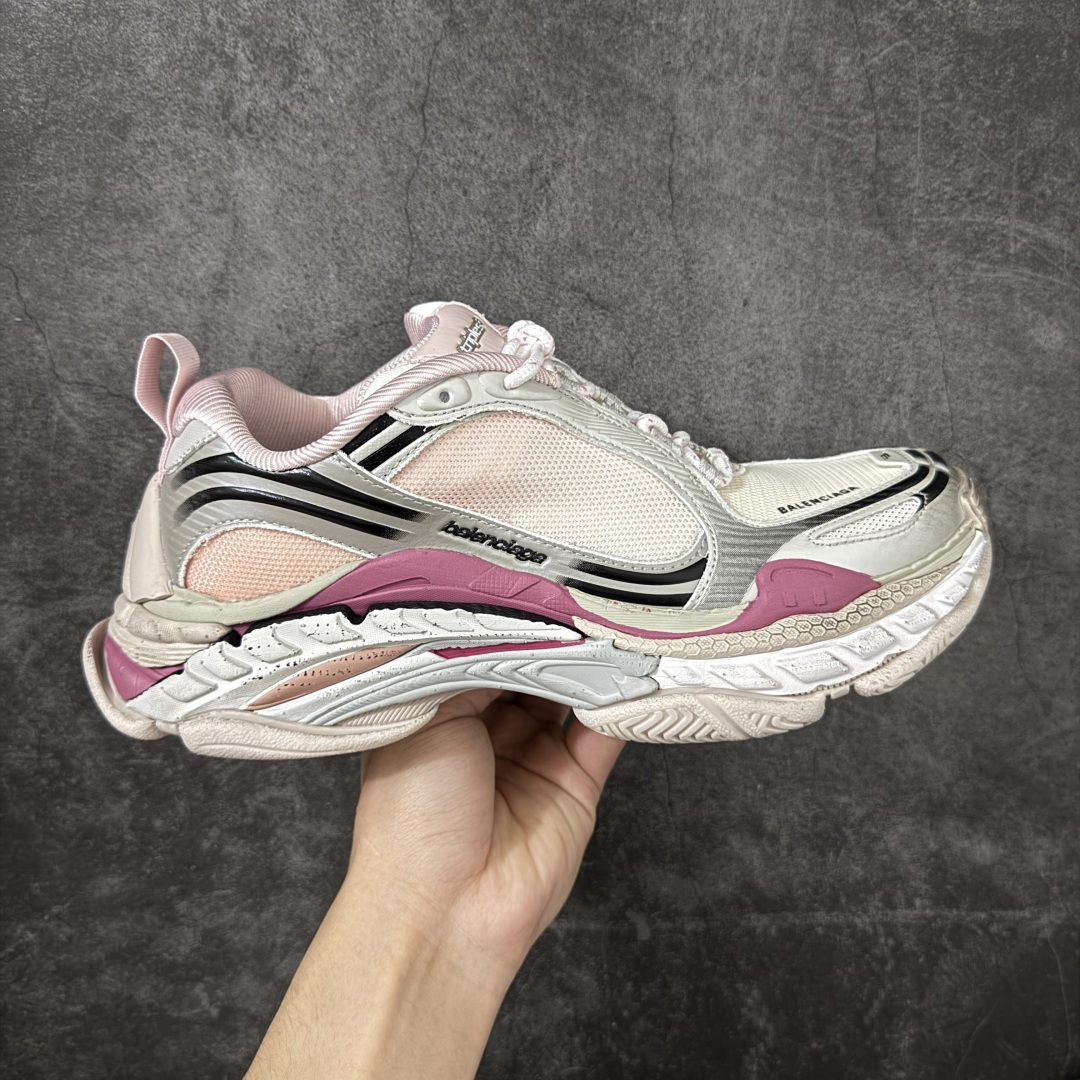 【XA版本】Balenciaga巴黎世家 Triple S .2 厚底系带 低帮 老爹鞋 Balenciaga是由被誉为代表二十世纪的伟大天才设计师 CristobalBalenciaga 创立的，在品牌创立的大半个世纪以来，巴黎世家一直以时尚、典雅闻名于时装界，它的主题产品有女士和男士提包、机车包、鞋子和时装，在15年王大仁卸任品牌设计师后，品牌的风格发生了翻天覆地的变化，凭借着人气超高的街头风T恤、老爹鞋等迅速霸屏各大时装周和时尚圈 货号：865849WTRS21011 尺码：35 36 37 38 39 40 41 42 43 44 45 46-选品中心