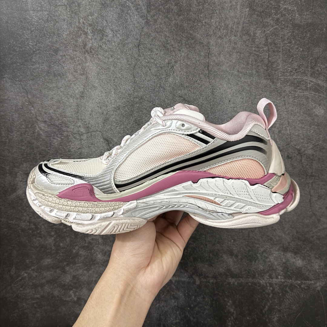 图片[2]-【XA版本】Balenciaga巴黎世家 Triple S .2 厚底系带 低帮 老爹鞋 Balenciaga是由被誉为代表二十世纪的伟大天才设计师 CristobalBalenciaga 创立的，在品牌创立的大半个世纪以来，巴黎世家一直以时尚、典雅闻名于时装界，它的主题产品有女士和男士提包、机车包、鞋子和时装，在15年王大仁卸任品牌设计师后，品牌的风格发生了翻天覆地的变化，凭借着人气超高的街头风T恤、老爹鞋等迅速霸屏各大时装周和时尚圈 货号：865849WTRS21011 尺码：35 36 37 38 39 40 41 42 43 44 45 46-选品中心