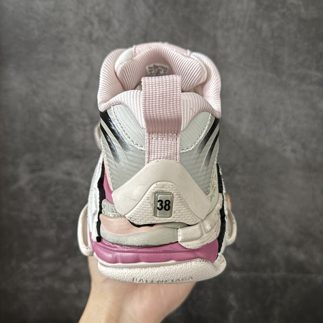 图片[4]-【XA版本】Balenciaga巴黎世家 Triple S .2 厚底系带 低帮 老爹鞋 Balenciaga是由被誉为代表二十世纪的伟大天才设计师 CristobalBalenciaga 创立的，在品牌创立的大半个世纪以来，巴黎世家一直以时尚、典雅闻名于时装界，它的主题产品有女士和男士提包、机车包、鞋子和时装，在15年王大仁卸任品牌设计师后，品牌的风格发生了翻天覆地的变化，凭借着人气超高的街头风T恤、老爹鞋等迅速霸屏各大时装周和时尚圈 货号：865849WTRS21011 尺码：35 36 37 38 39 40 41 42 43 44 45 46-选品中心