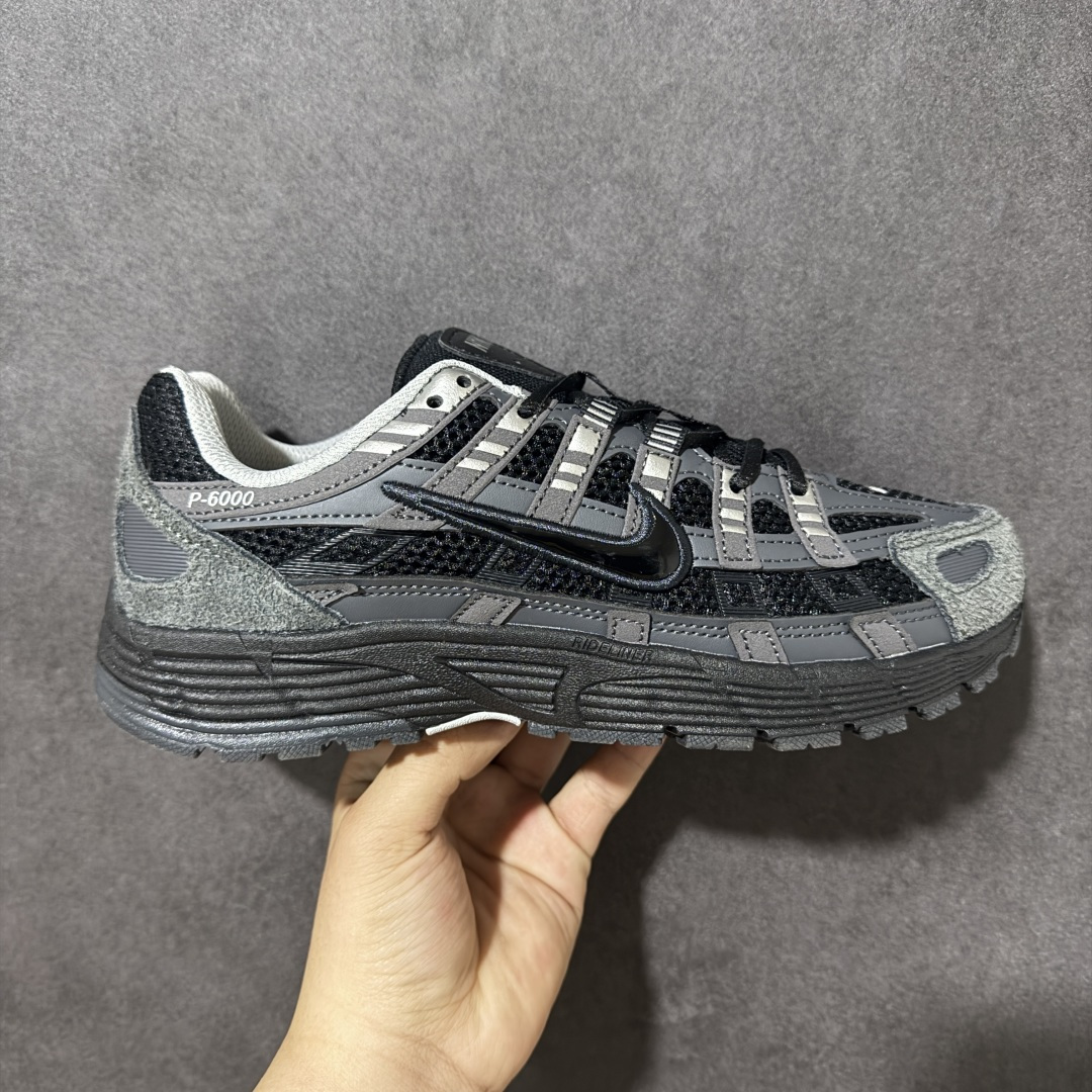 【纯原版】Nike P-6000 复古跑鞋 又能出街又能跑步！Nike p-6000 女子跑鞋内外侧都用了灰色的钩子，采用透气材料，搭配匠心覆面，再现千禧年代的跑鞋风格，塑就大气外观。鞋款秉承 Nike Pegasus 25 和 2006 的设计风格，缔造街头时尚运动风范，同时带来日常穿着舒适感受 货号：HF0015-002 尺码：36 36.5 37.5 38 38.5 39 40 40.5 41 42 42.5 43 44 45-选品中心