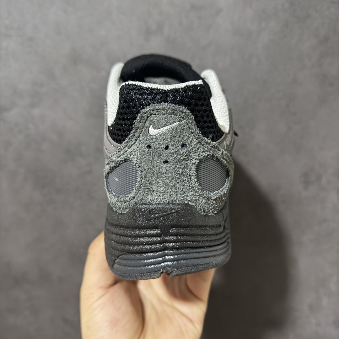 图片[4]-【纯原版】Nike P-6000 复古跑鞋 又能出街又能跑步！Nike p-6000 女子跑鞋内外侧都用了灰色的钩子，采用透气材料，搭配匠心覆面，再现千禧年代的跑鞋风格，塑就大气外观。鞋款秉承 Nike Pegasus 25 和 2006 的设计风格，缔造街头时尚运动风范，同时带来日常穿着舒适感受 货号：HF0015-002 尺码：36 36.5 37.5 38 38.5 39 40 40.5 41 42 42.5 43 44 45-选品中心