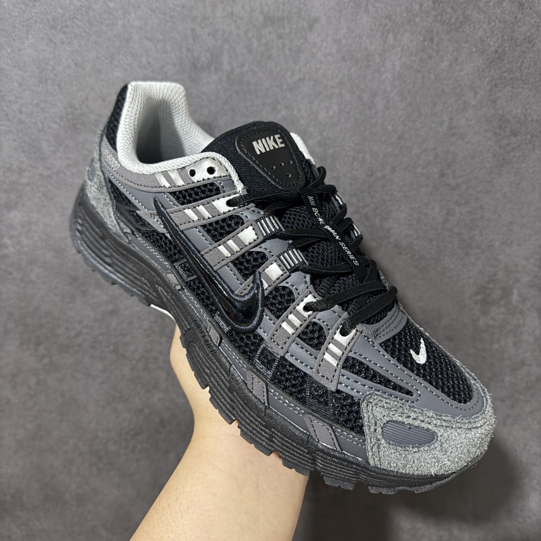 图片[3]-【纯原版】Nike P-6000 复古跑鞋 又能出街又能跑步！Nike p-6000 女子跑鞋内外侧都用了灰色的钩子，采用透气材料，搭配匠心覆面，再现千禧年代的跑鞋风格，塑就大气外观。鞋款秉承 Nike Pegasus 25 和 2006 的设计风格，缔造街头时尚运动风范，同时带来日常穿着舒适感受 货号：HF0015-002 尺码：36 36.5 37.5 38 38.5 39 40 40.5 41 42 42.5 43 44 45-选品中心