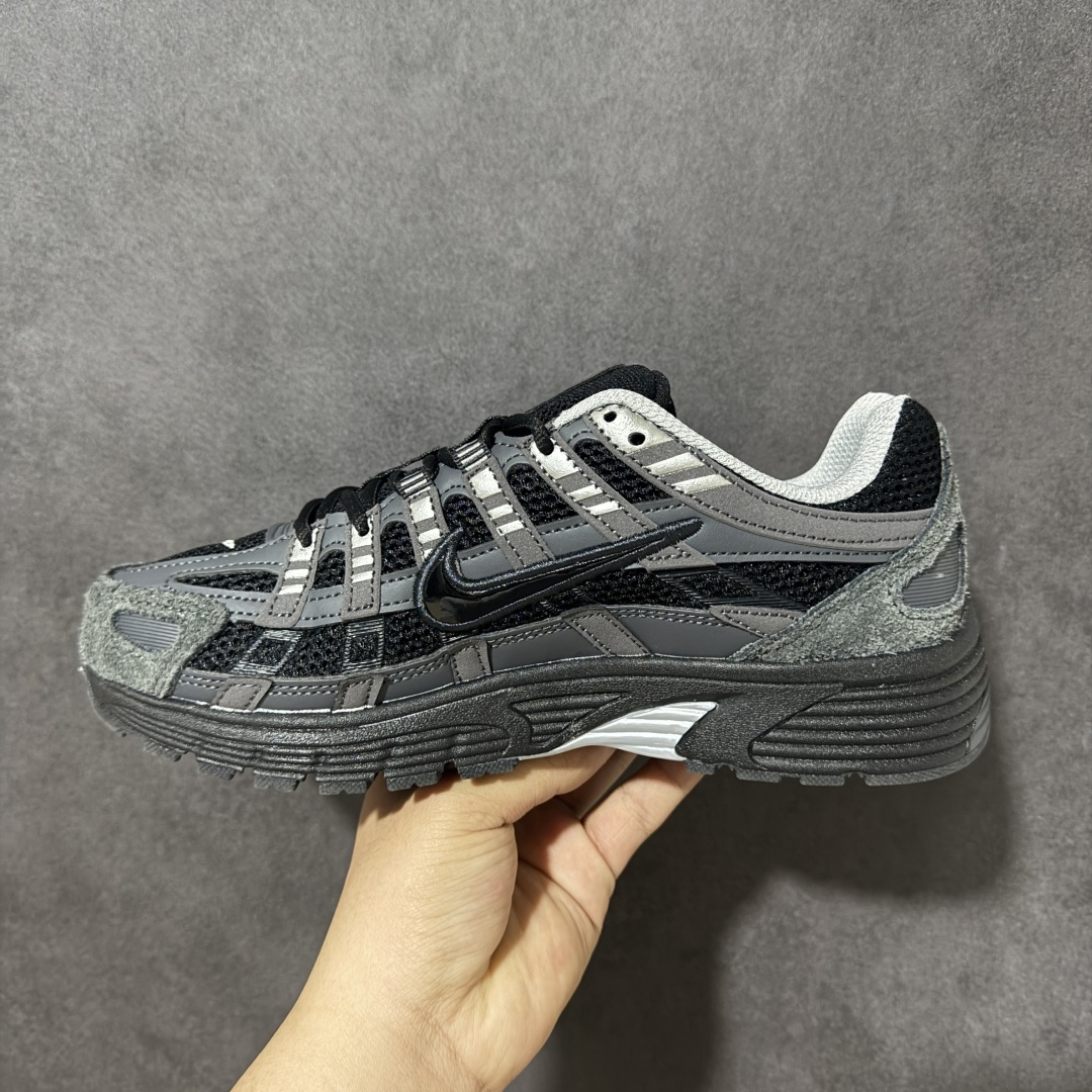 图片[2]-【纯原版】Nike P-6000 复古跑鞋 又能出街又能跑步！Nike p-6000 女子跑鞋内外侧都用了灰色的钩子，采用透气材料，搭配匠心覆面，再现千禧年代的跑鞋风格，塑就大气外观。鞋款秉承 Nike Pegasus 25 和 2006 的设计风格，缔造街头时尚运动风范，同时带来日常穿着舒适感受 货号：HF0015-002 尺码：36 36.5 37.5 38 38.5 39 40 40.5 41 42 42.5 43 44 45-选品中心