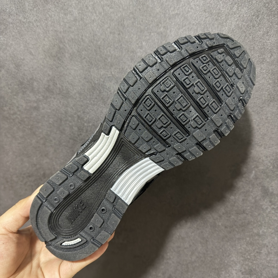 图片[9]-【纯原版】Nike P-6000 复古跑鞋 又能出街又能跑步！Nike p-6000 女子跑鞋内外侧都用了灰色的钩子，采用透气材料，搭配匠心覆面，再现千禧年代的跑鞋风格，塑就大气外观。鞋款秉承 Nike Pegasus 25 和 2006 的设计风格，缔造街头时尚运动风范，同时带来日常穿着舒适感受 货号：HF0015-002 尺码：36 36.5 37.5 38 38.5 39 40 40.5 41 42 42.5 43 44 45-选品中心