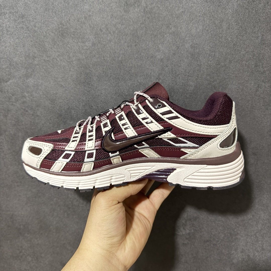 图片[2]-【纯原版】Nike P-6000 复古跑鞋 又能出街又能跑步！Nike p-6000 女子跑鞋内外侧都用了灰色的钩子，采用透气材料，搭配匠心覆面，再现千禧年代的跑鞋风格，塑就大气外观。鞋款秉承 Nike Pegasus 25 和 2006 的设计风格，缔造街头时尚运动风范，同时带来日常穿着舒适感受 货号：IM5237-600 尺码：36 36.5 37.5 38 38.5 39 40 40.5 41 42 42.5 43 44 45-选品中心