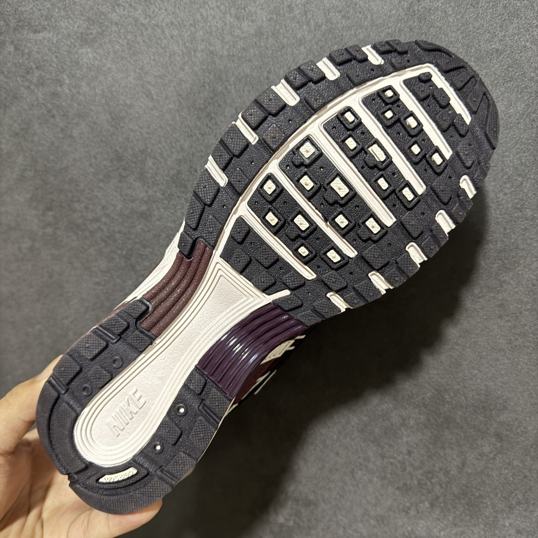 图片[9]-【纯原版】Nike P-6000 复古跑鞋 又能出街又能跑步！Nike p-6000 女子跑鞋内外侧都用了灰色的钩子，采用透气材料，搭配匠心覆面，再现千禧年代的跑鞋风格，塑就大气外观。鞋款秉承 Nike Pegasus 25 和 2006 的设计风格，缔造街头时尚运动风范，同时带来日常穿着舒适感受 货号：IM5237-600 尺码：36 36.5 37.5 38 38.5 39 40 40.5 41 42 42.5 43 44 45-选品中心