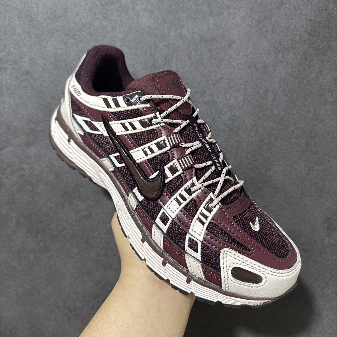 图片[3]-【纯原版】Nike P-6000 复古跑鞋 又能出街又能跑步！Nike p-6000 女子跑鞋内外侧都用了灰色的钩子，采用透气材料，搭配匠心覆面，再现千禧年代的跑鞋风格，塑就大气外观。鞋款秉承 Nike Pegasus 25 和 2006 的设计风格，缔造街头时尚运动风范，同时带来日常穿着舒适感受 货号：IM5237-600 尺码：36 36.5 37.5 38 38.5 39 40 40.5 41 42 42.5 43 44 45-选品中心