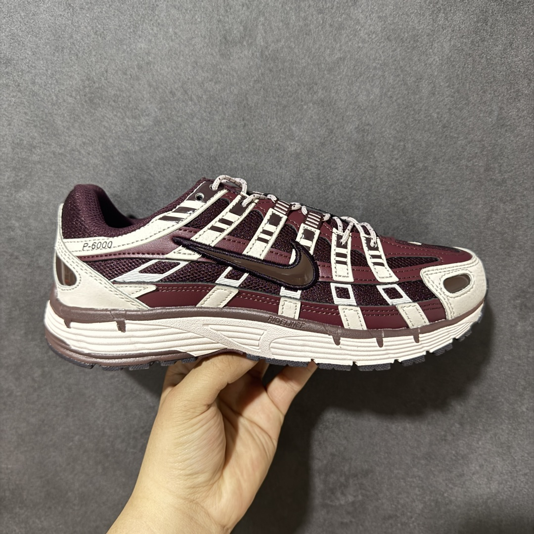 【纯原版】Nike P-6000 复古跑鞋 又能出街又能跑步！Nike p-6000 女子跑鞋内外侧都用了灰色的钩子，采用透气材料，搭配匠心覆面，再现千禧年代的跑鞋风格，塑就大气外观。鞋款秉承 Nike Pegasus 25 和 2006 的设计风格，缔造街头时尚运动风范，同时带来日常穿着舒适感受 货号：IM5237-600 尺码：36 36.5 37.5 38 38.5 39 40 40.5 41 42 42.5 43 44 45-选品中心