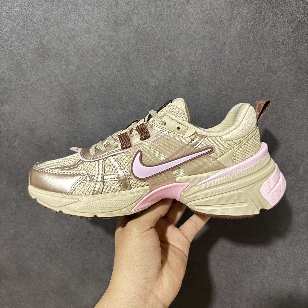 图片[2]-【公司级】Nike V2K Run 复古单品 复古老爹鞋跑步鞋 鞋款被命名为 Runtekk 设计上借鉴了 2000 年的跑鞋风格 配色上以金属银为主调 简练又有复古运动气质 材质上使用大面积网眼、皮革、1TPU 组成 支撑和透气性肯定不错 中底处由 Cushlon 泡绵打造 保证在压马路时可以提供优秀脚感 并通过一手做旧氧化效果突出复古感 中底造型很容易让大家联想到巴黎世家3XL 增高效果同样不能忽视 货号：FD0736-115 尺码：35.5 36 36.5 37.5 38 38.5 39 40 40.5 41 编码：WEB240250-选品中心