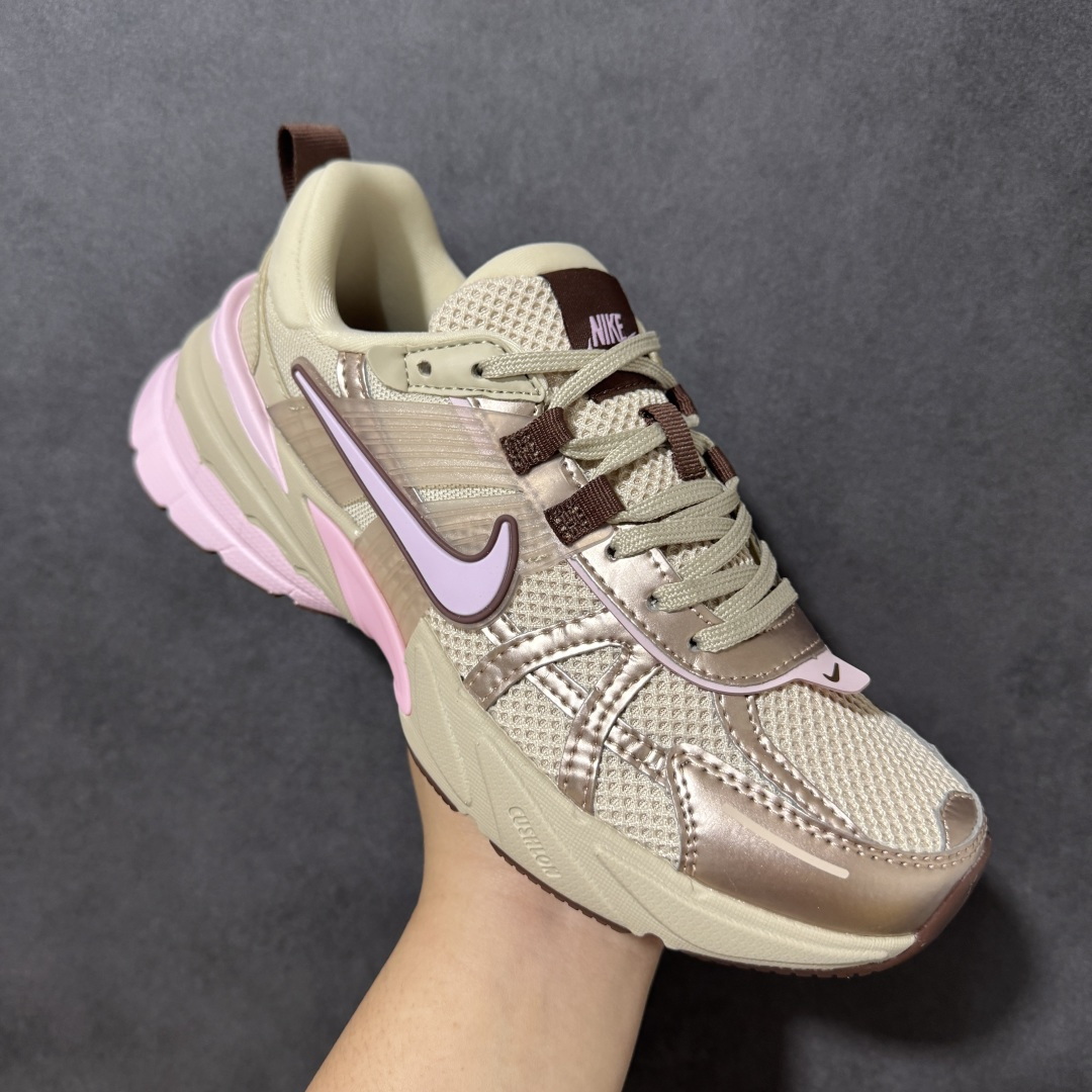 图片[3]-【公司级】Nike V2K Run 复古单品 复古老爹鞋跑步鞋 鞋款被命名为 Runtekk 设计上借鉴了 2000 年的跑鞋风格 配色上以金属银为主调 简练又有复古运动气质 材质上使用大面积网眼、皮革、1TPU 组成 支撑和透气性肯定不错 中底处由 Cushlon 泡绵打造 保证在压马路时可以提供优秀脚感 并通过一手做旧氧化效果突出复古感 中底造型很容易让大家联想到巴黎世家3XL 增高效果同样不能忽视 货号：FD0736-115 尺码：35.5 36 36.5 37.5 38 38.5 39 40 40.5 41 编码：WEB240250-选品中心