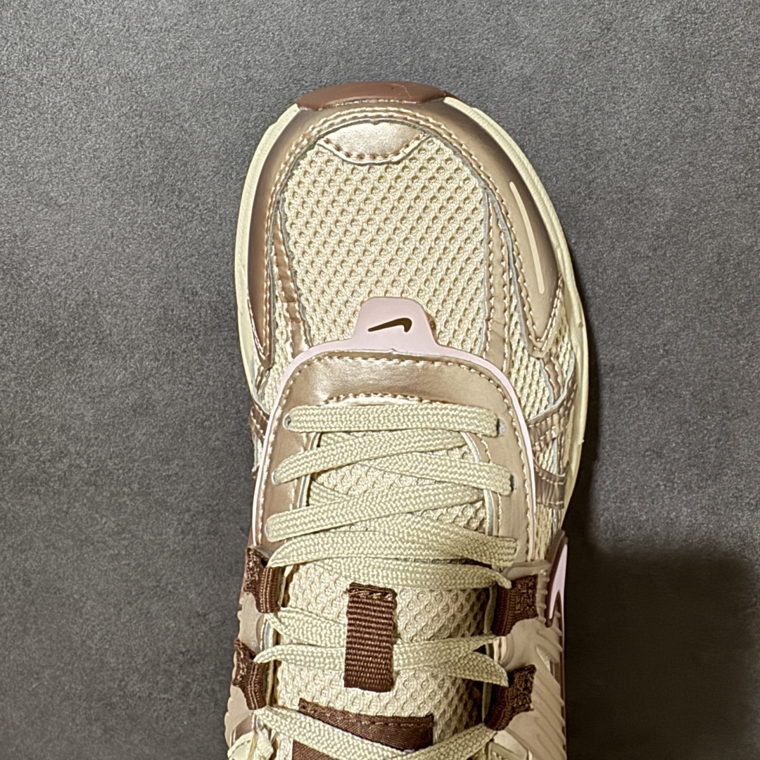 图片[5]-【公司级】Nike V2K Run 复古单品 复古老爹鞋跑步鞋 鞋款被命名为 Runtekk 设计上借鉴了 2000 年的跑鞋风格 配色上以金属银为主调 简练又有复古运动气质 材质上使用大面积网眼、皮革、1TPU 组成 支撑和透气性肯定不错 中底处由 Cushlon 泡绵打造 保证在压马路时可以提供优秀脚感 并通过一手做旧氧化效果突出复古感 中底造型很容易让大家联想到巴黎世家3XL 增高效果同样不能忽视 货号：FD0736-115 尺码：35.5 36 36.5 37.5 38 38.5 39 40 40.5 41 编码：WEB240250-选品中心