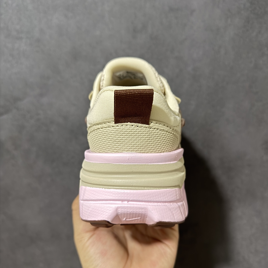 图片[4]-【公司级】Nike V2K Run 复古单品 复古老爹鞋跑步鞋 鞋款被命名为 Runtekk 设计上借鉴了 2000 年的跑鞋风格 配色上以金属银为主调 简练又有复古运动气质 材质上使用大面积网眼、皮革、1TPU 组成 支撑和透气性肯定不错 中底处由 Cushlon 泡绵打造 保证在压马路时可以提供优秀脚感 并通过一手做旧氧化效果突出复古感 中底造型很容易让大家联想到巴黎世家3XL 增高效果同样不能忽视 货号：FD0736-115 尺码：35.5 36 36.5 37.5 38 38.5 39 40 40.5 41 编码：WEB240250-选品中心