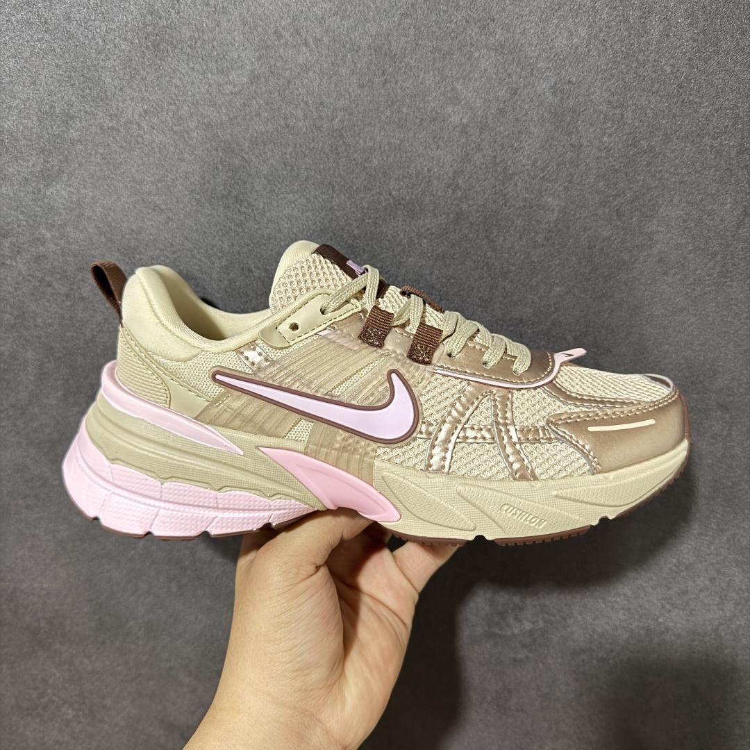 【公司级】Nike V2K Run 复古单品 复古老爹鞋跑步鞋 鞋款被命名为 Runtekk 设计上借鉴了 2000 年的跑鞋风格 配色上以金属银为主调 简练又有复古运动气质 材质上使用大面积网眼、皮革、1TPU 组成 支撑和透气性肯定不错 中底处由 Cushlon 泡绵打造 保证在压马路时可以提供优秀脚感 并通过一手做旧氧化效果突出复古感 中底造型很容易让大家联想到巴黎世家3XL 增高效果同样不能忽视 货号：FD0736-115 尺码：35.5 36 36.5 37.5 38 38.5 39 40 40.5 41 编码：WEB240250-选品中心