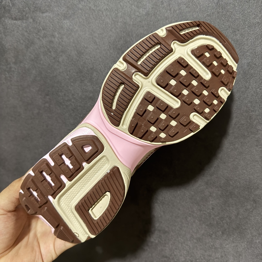 图片[9]-【公司级】Nike V2K Run 复古单品 复古老爹鞋跑步鞋 鞋款被命名为 Runtekk 设计上借鉴了 2000 年的跑鞋风格 配色上以金属银为主调 简练又有复古运动气质 材质上使用大面积网眼、皮革、1TPU 组成 支撑和透气性肯定不错 中底处由 Cushlon 泡绵打造 保证在压马路时可以提供优秀脚感 并通过一手做旧氧化效果突出复古感 中底造型很容易让大家联想到巴黎世家3XL 增高效果同样不能忽视 货号：FD0736-115 尺码：35.5 36 36.5 37.5 38 38.5 39 40 40.5 41 编码：WEB240250-选品中心