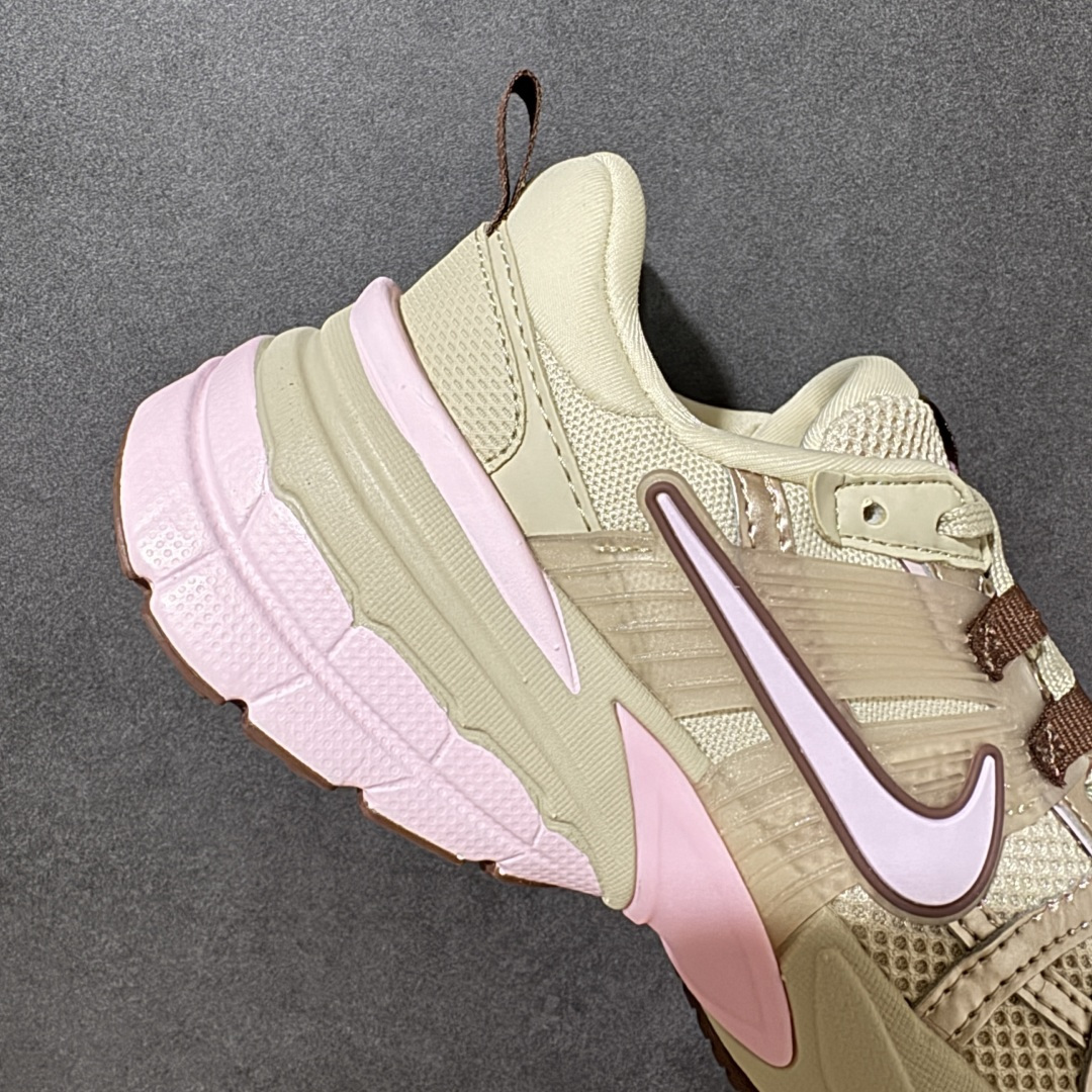 图片[7]-【公司级】Nike V2K Run 复古单品 复古老爹鞋跑步鞋 鞋款被命名为 Runtekk 设计上借鉴了 2000 年的跑鞋风格 配色上以金属银为主调 简练又有复古运动气质 材质上使用大面积网眼、皮革、1TPU 组成 支撑和透气性肯定不错 中底处由 Cushlon 泡绵打造 保证在压马路时可以提供优秀脚感 并通过一手做旧氧化效果突出复古感 中底造型很容易让大家联想到巴黎世家3XL 增高效果同样不能忽视 货号：FD0736-115 尺码：35.5 36 36.5 37.5 38 38.5 39 40 40.5 41 编码：WEB240250-选品中心