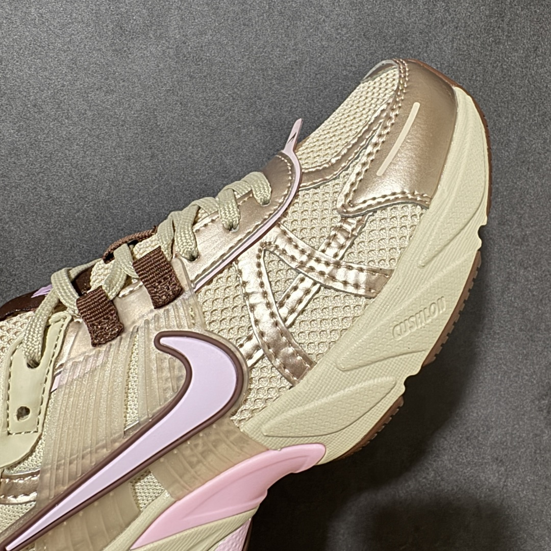 图片[8]-【公司级】Nike V2K Run 复古单品 复古老爹鞋跑步鞋 鞋款被命名为 Runtekk 设计上借鉴了 2000 年的跑鞋风格 配色上以金属银为主调 简练又有复古运动气质 材质上使用大面积网眼、皮革、1TPU 组成 支撑和透气性肯定不错 中底处由 Cushlon 泡绵打造 保证在压马路时可以提供优秀脚感 并通过一手做旧氧化效果突出复古感 中底造型很容易让大家联想到巴黎世家3XL 增高效果同样不能忽视 货号：FD0736-115 尺码：35.5 36 36.5 37.5 38 38.5 39 40 40.5 41 编码：WEB240250-选品中心