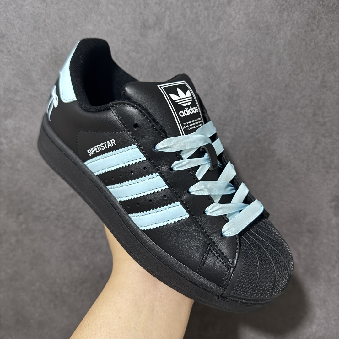 图片[3]-【H11顶级头层版】adidas originals Superstar 2 贝壳头 简约经典 舒适时尚 复古板鞋 男女同款 黑白 货号：JH9977 全新升级版 皮料改进至头层原厂皮 原盒 原底原料 开模打造 原厂织唛鞋标 高精密准度 原楦原纸板开发 匹配原版98%以上 后跟垫棉独家呈现 反口里弧度正确 原厂鞋垫 背胶 后跟电绣针数 与正品一致 原厂皮料 原厂车缝线 质感无敌 皮料切割干净 无任何毛边 清洁度细节完美 进口港宝加持 后跟自然饱满 还原公司包裹性 鞋面采用原装数据贴合技术 全方位贴合包裹脚型 鞋跟部鞋底牵引设计 提供强大的抓地性能 更适应不同实战场地路面 尺码：35.5 36 36.5 37.5 38 38.5 39 40 40.5 41 42 42.5 43 44 45-选品中心