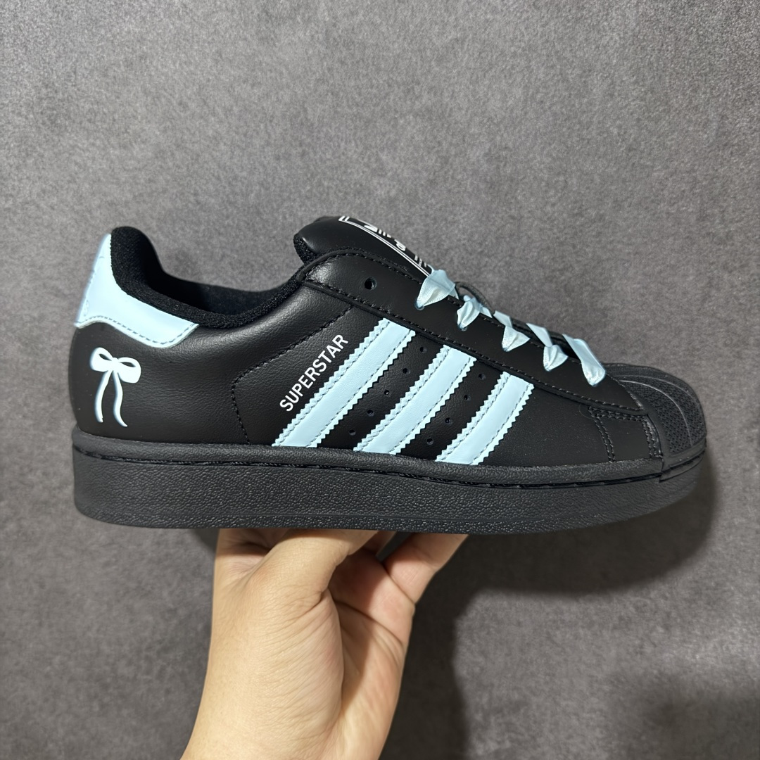 【H11顶级头层版】adidas originals Superstar 2 贝壳头 简约经典 舒适时尚 复古板鞋 男女同款 黑白 货号：JH9977 全新升级版 皮料改进至头层原厂皮 原盒 原底原料 开模打造 原厂织唛鞋标 高精密准度 原楦原纸板开发 匹配原版98%以上 后跟垫棉独家呈现 反口里弧度正确 原厂鞋垫 背胶 后跟电绣针数 与正品一致 原厂皮料 原厂车缝线 质感无敌 皮料切割干净 无任何毛边 清洁度细节完美 进口港宝加持 后跟自然饱满 还原公司包裹性 鞋面采用原装数据贴合技术 全方位贴合包裹脚型 鞋跟部鞋底牵引设计 提供强大的抓地性能 更适应不同实战场地路面 尺码：35.5 36 36.5 37.5 38 38.5 39 40 40.5 41 42 42.5 43 44 45-选品中心