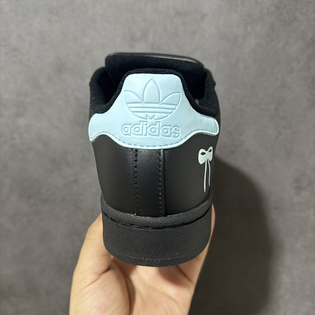 图片[4]-【H11顶级头层版】adidas originals Superstar 2 贝壳头 简约经典 舒适时尚 复古板鞋 男女同款 黑白 货号：JH9977 全新升级版 皮料改进至头层原厂皮 原盒 原底原料 开模打造 原厂织唛鞋标 高精密准度 原楦原纸板开发 匹配原版98%以上 后跟垫棉独家呈现 反口里弧度正确 原厂鞋垫 背胶 后跟电绣针数 与正品一致 原厂皮料 原厂车缝线 质感无敌 皮料切割干净 无任何毛边 清洁度细节完美 进口港宝加持 后跟自然饱满 还原公司包裹性 鞋面采用原装数据贴合技术 全方位贴合包裹脚型 鞋跟部鞋底牵引设计 提供强大的抓地性能 更适应不同实战场地路面 尺码：35.5 36 36.5 37.5 38 38.5 39 40 40.5 41 42 42.5 43 44 45-选品中心