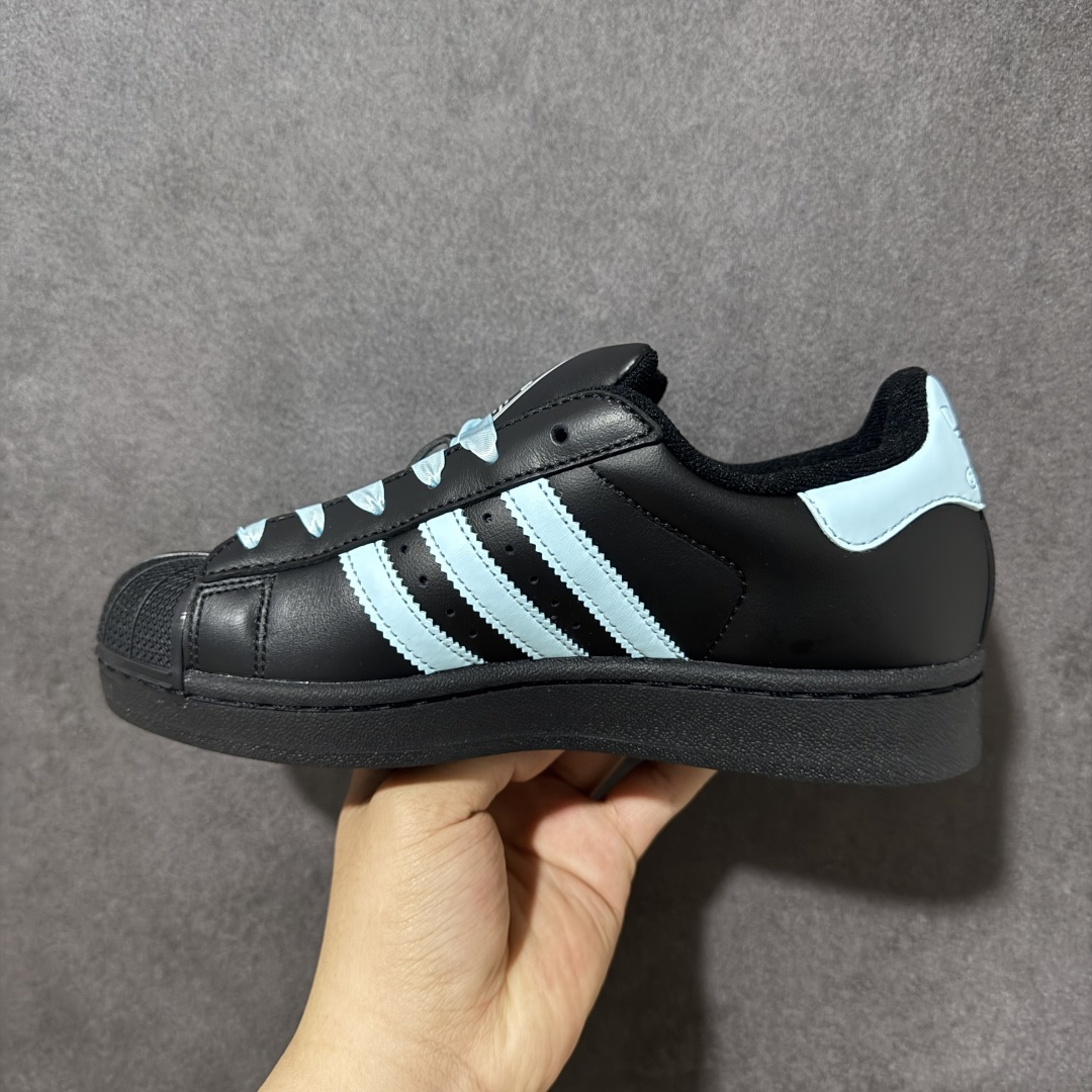 图片[2]-【H11顶级头层版】adidas originals Superstar 2 贝壳头 简约经典 舒适时尚 复古板鞋 男女同款 黑白 货号：JH9977 全新升级版 皮料改进至头层原厂皮 原盒 原底原料 开模打造 原厂织唛鞋标 高精密准度 原楦原纸板开发 匹配原版98%以上 后跟垫棉独家呈现 反口里弧度正确 原厂鞋垫 背胶 后跟电绣针数 与正品一致 原厂皮料 原厂车缝线 质感无敌 皮料切割干净 无任何毛边 清洁度细节完美 进口港宝加持 后跟自然饱满 还原公司包裹性 鞋面采用原装数据贴合技术 全方位贴合包裹脚型 鞋跟部鞋底牵引设计 提供强大的抓地性能 更适应不同实战场地路面 尺码：35.5 36 36.5 37.5 38 38.5 39 40 40.5 41 42 42.5 43 44 45-选品中心